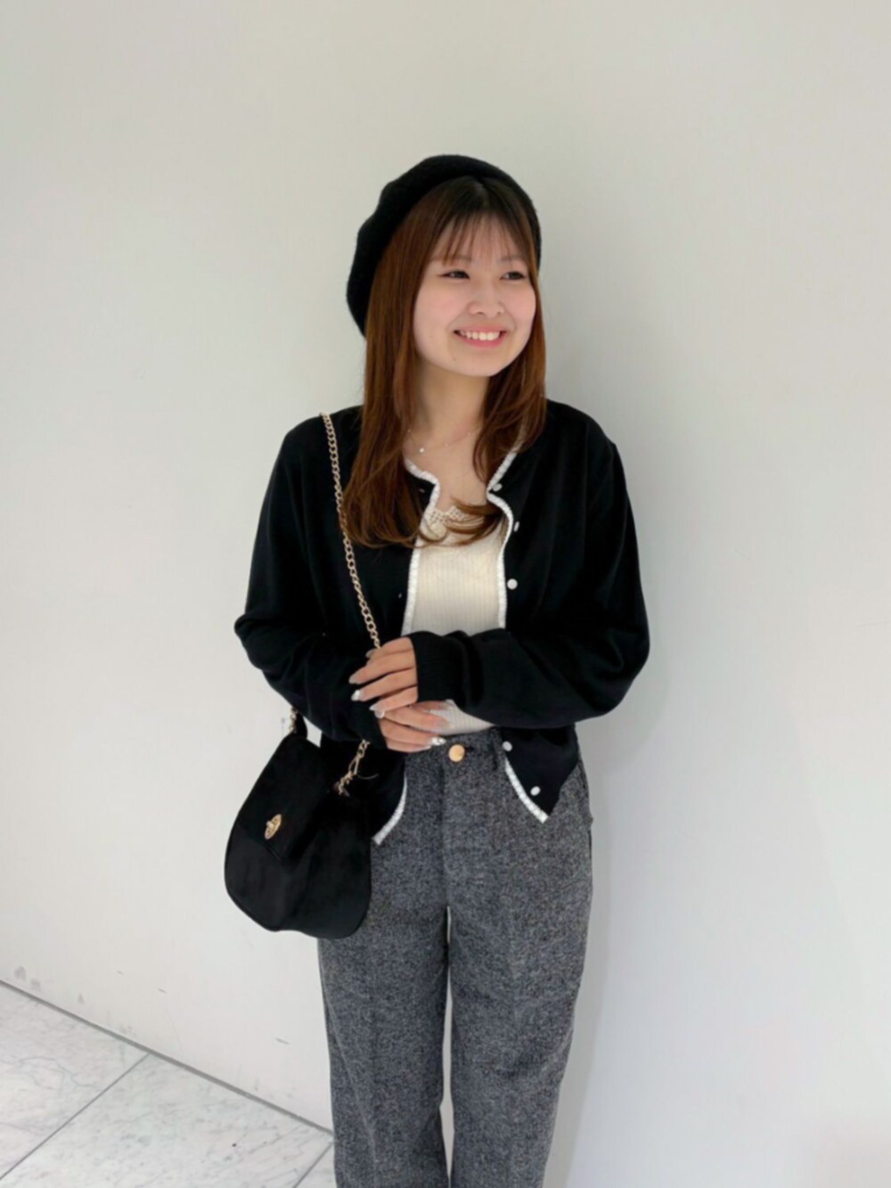 ブラック系のショルダーバッグ、ホワイト系のキャミソール、ブラック系のその他パンツを着用したレディースの秋コーディネートの2枚目の写真