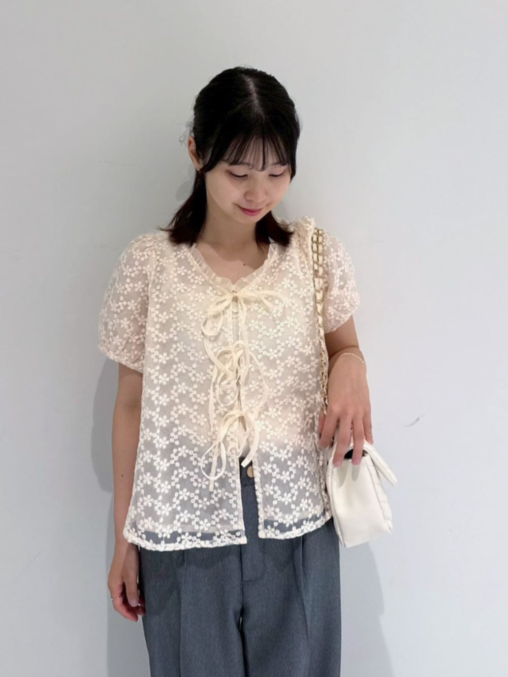 ブラック系のその他パンツ、ホワイト系のショルダーバッグ、ピンク系のシャツ/ブラウスを着用したレディースの夏コーディネートの2枚目の写真