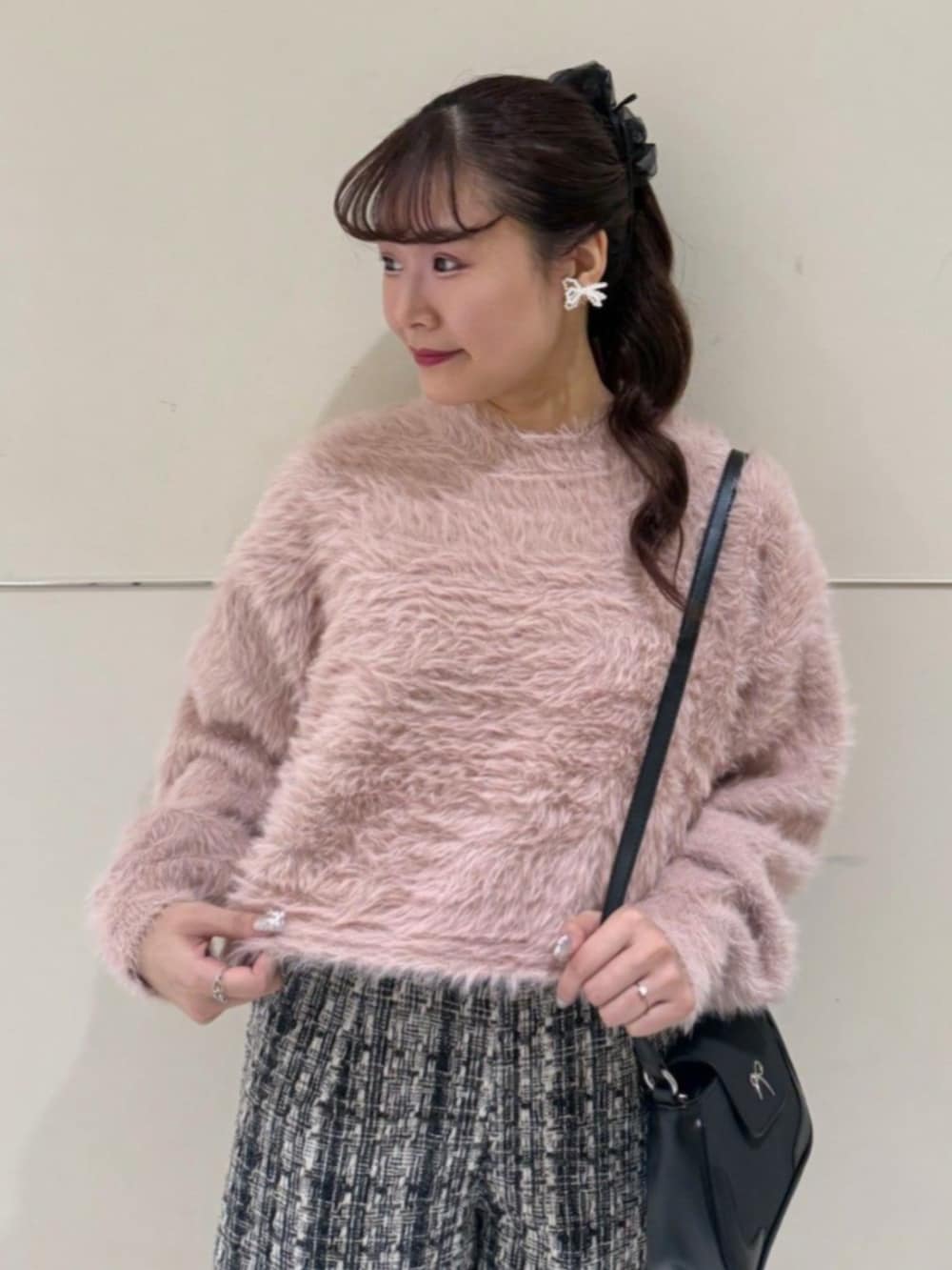 グレー系のその他パンツ、ピンク系のニット/セーター、ブラック系のショルダーバッグを着用したレディースの秋コーディネートの2枚目の写真