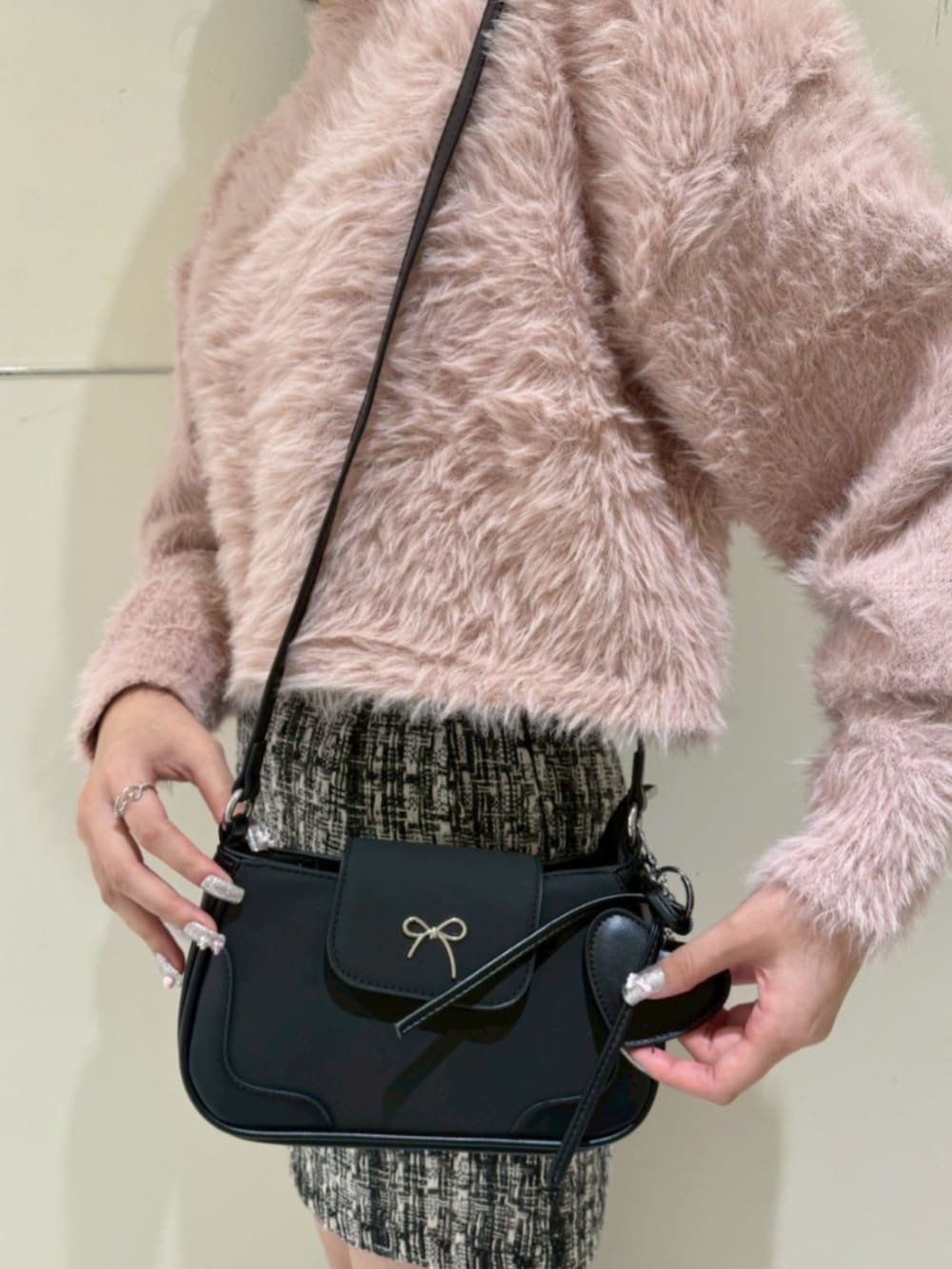 グレー系のその他パンツ、ピンク系のニット/セーター、ブラック系のショルダーバッグを着用したレディースの秋コーディネートの3枚目の写真