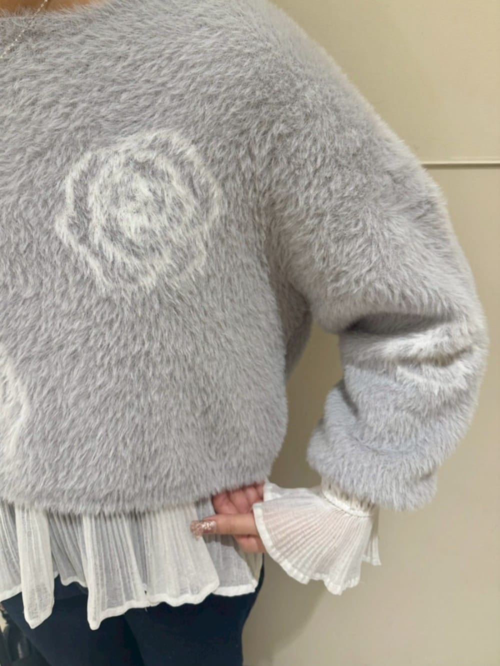 ホワイト系のシャツ/ブラウス、ブラック系のショルダーバッグ、グレー系のニット/セーターを着用したレディースの冬コーディネートの3枚目の写真