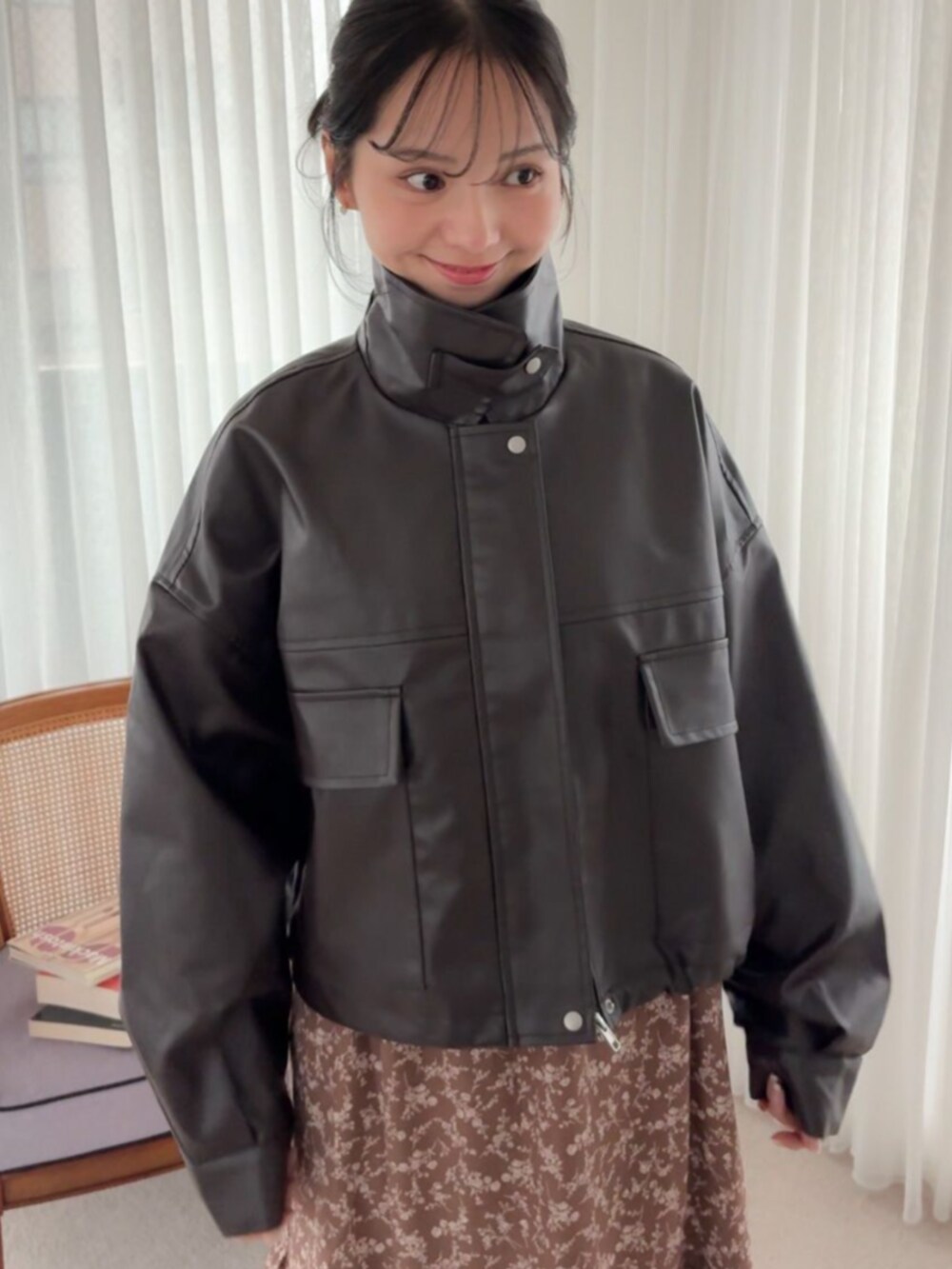 ブラウン系のブルゾン、ブラウン系のワンピースを着用したレディースの秋コーディネートの2枚目の写真