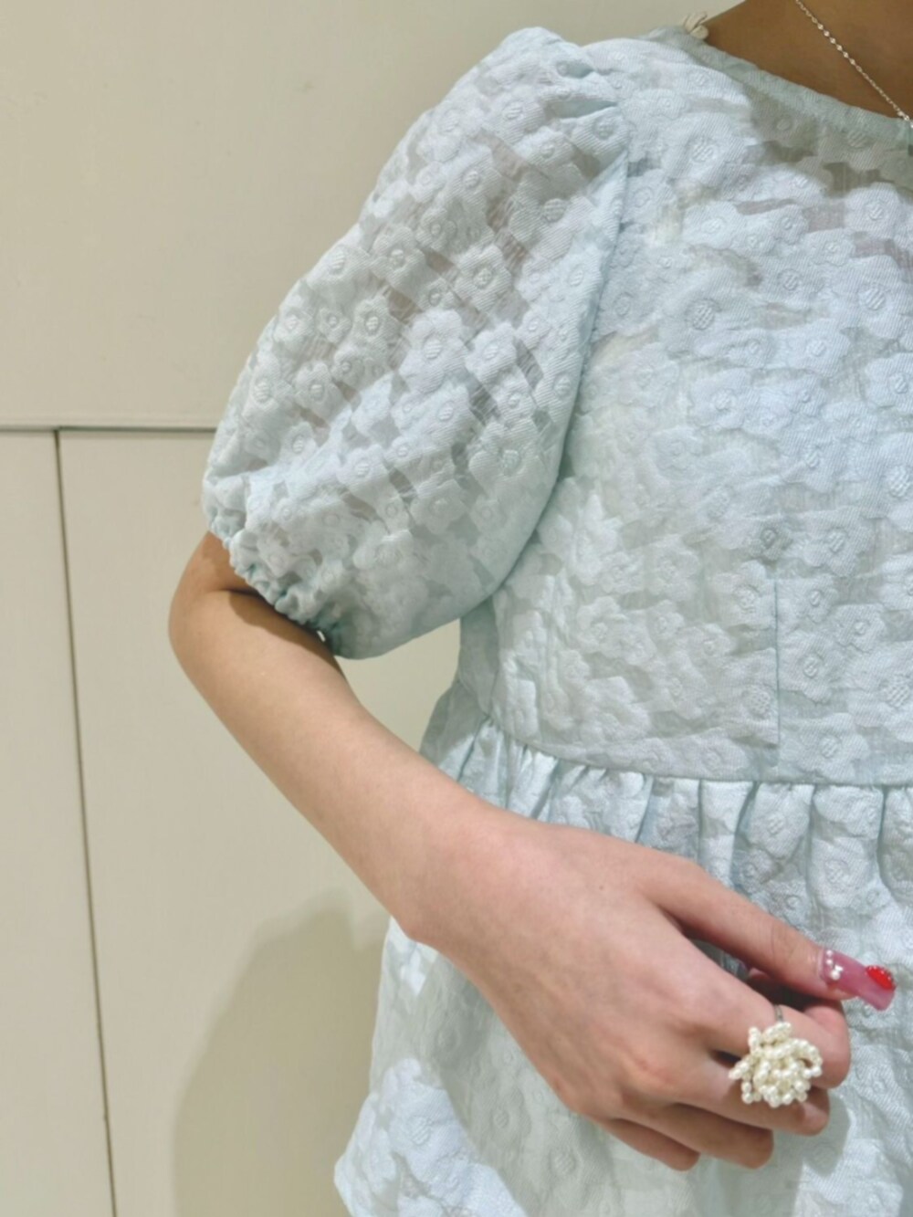 グリーン系のシャツ/ブラウス、ホワイト系のその他パンツ、ブラック系のショルダーバッグを着用したレディースの夏コーディネートの3枚目の写真