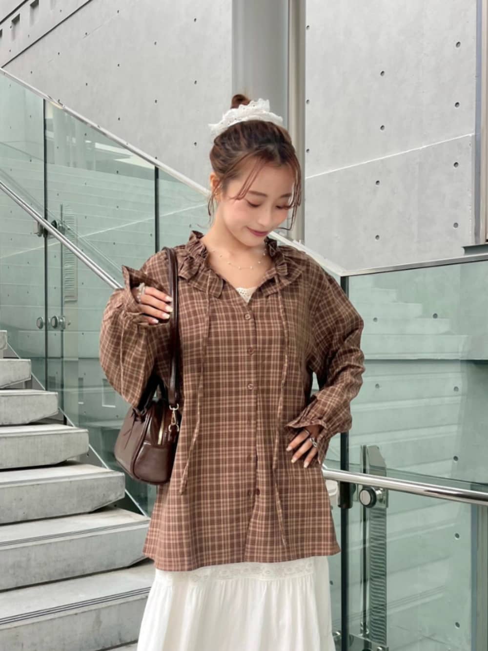 ホワイト系のスカート、ブラウン系のブルゾン、ブラウン系のシャツ/ブラウスを着用したレディースの秋コーディネートの5枚目の写真