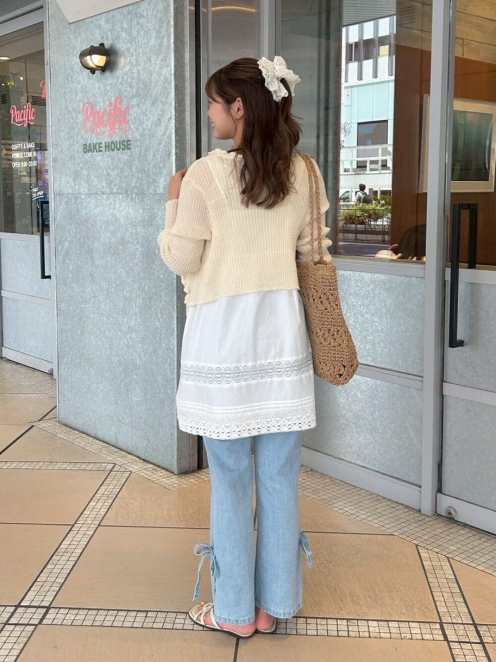 ホワイト系のキャミソール、ホワイト系のキャミソール、ホワイト系のカーディガン/ボレロを着用したレディースの夏コーディネートの2枚目の写真