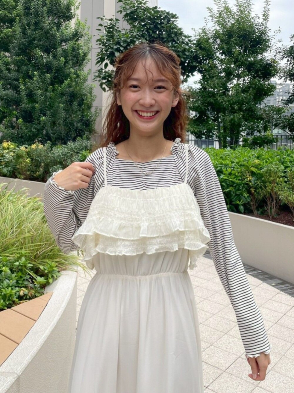 ホワイト系のTシャツ/カットソー、ホワイト系のワンピースを着用したレディースの秋コーディネートの2枚目の写真