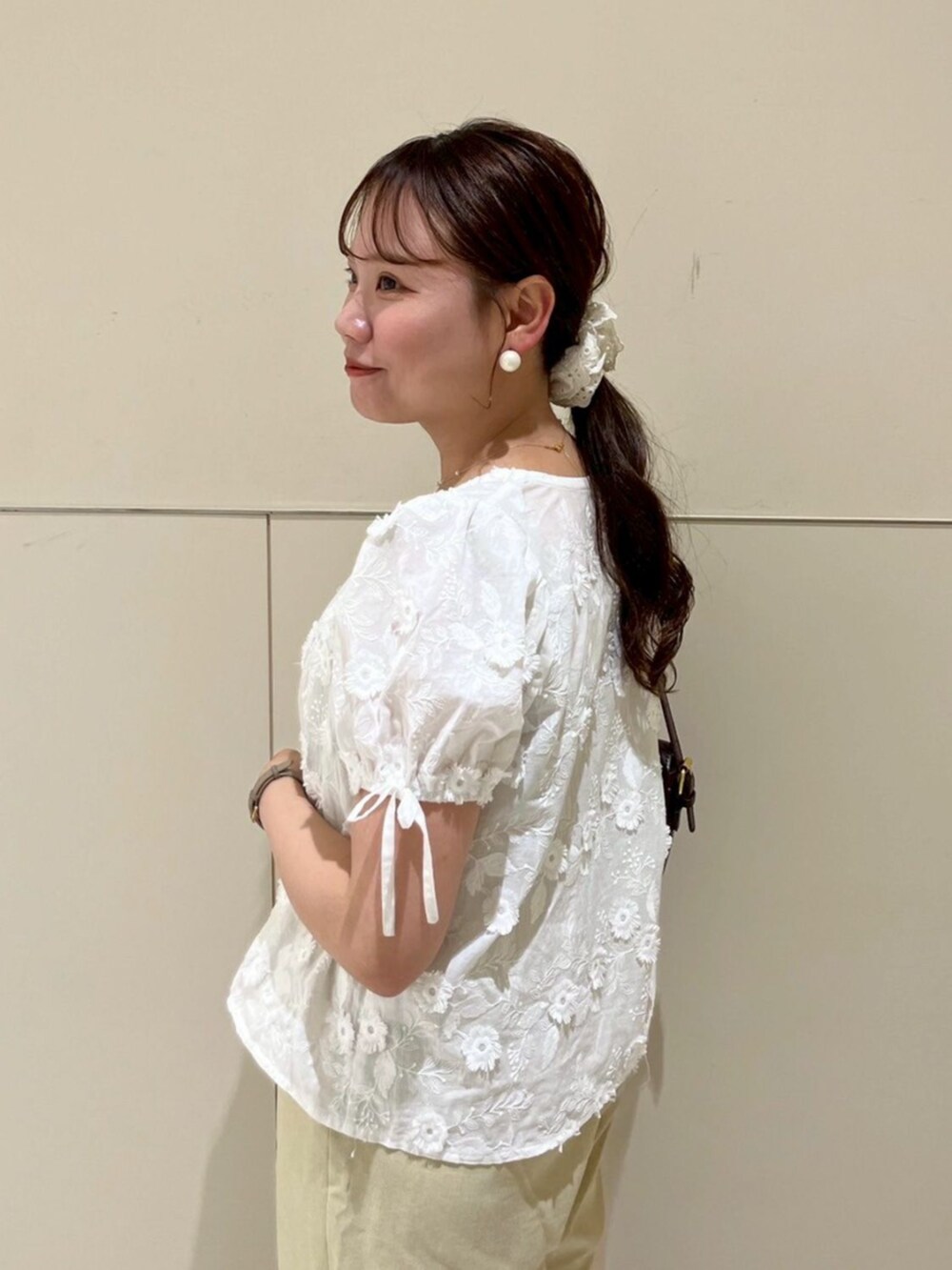 ホワイト系のシャツ/ブラウス、イエロー系のサロペット/オーバーオール、ブラウン系のバレエシューズを着用したレディースの春コーディネートの3枚目の写真