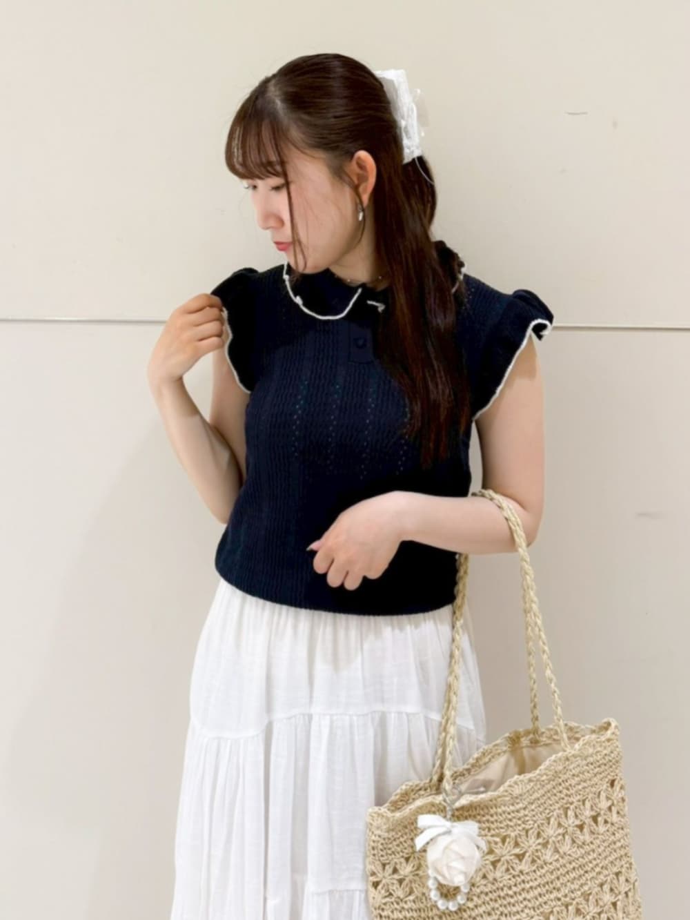 ホワイト系のかごバッグ、ブルー系のシャツ/ブラウス、ホワイト系のスカートを着用したレディースの夏コーディネートの2枚目の写真