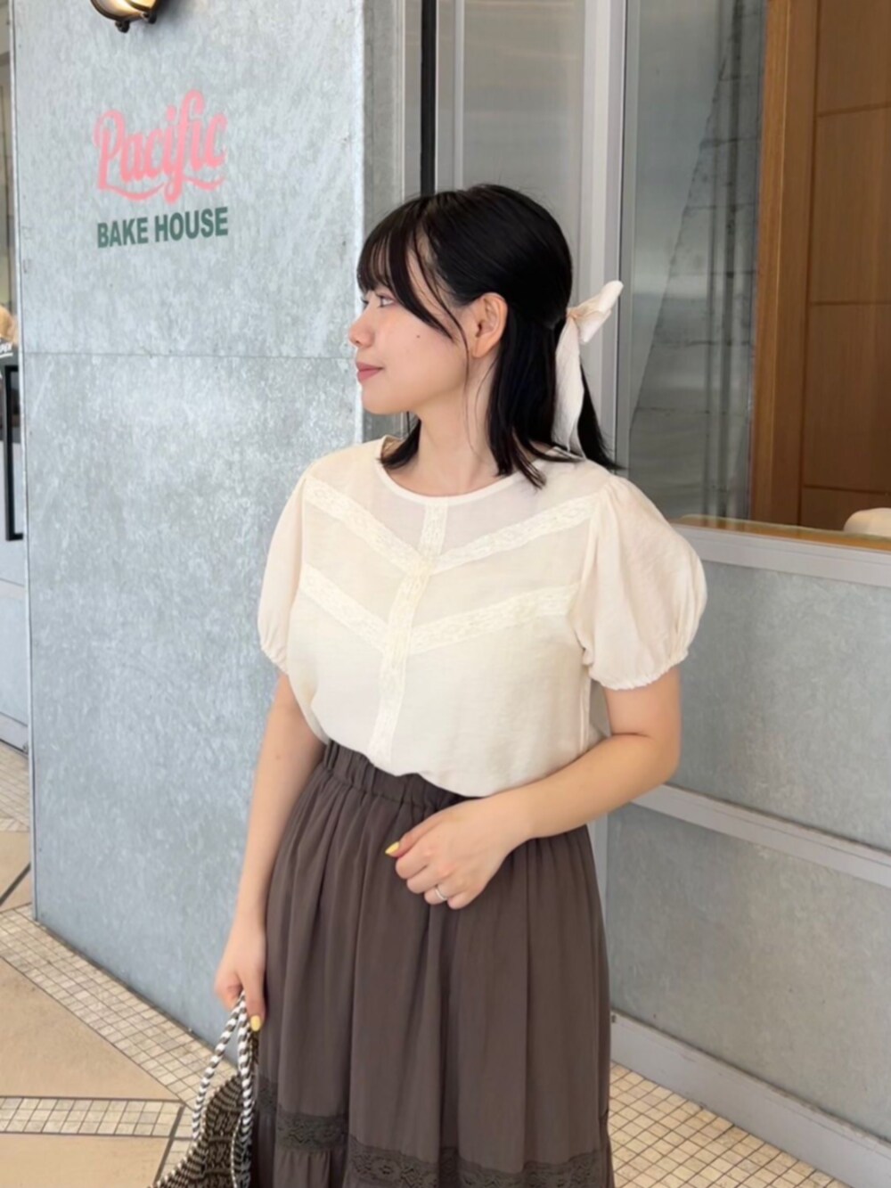 ホワイト系のシャツ/ブラウス、ブラウン系のスカート、ゴールド系のバレエシューズを着用したレディースの夏コーディネートの2枚目の写真