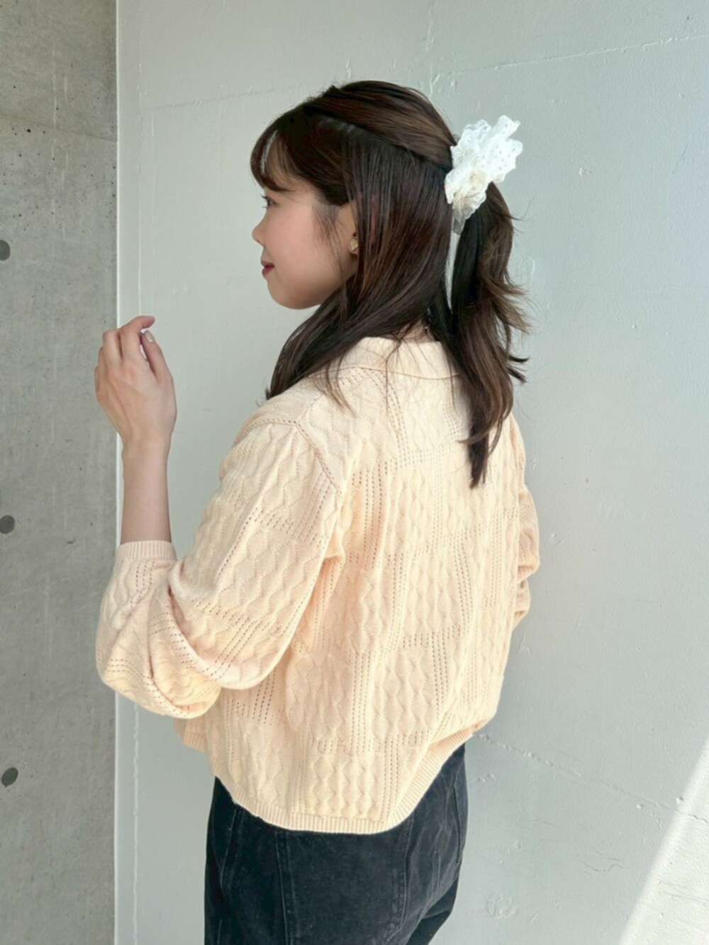 ホワイト系のキャミソール、ホワイト系のキャミソール、オレンジ系のニット/セーターを着用したレディースの夏コーディネートの2枚目の写真