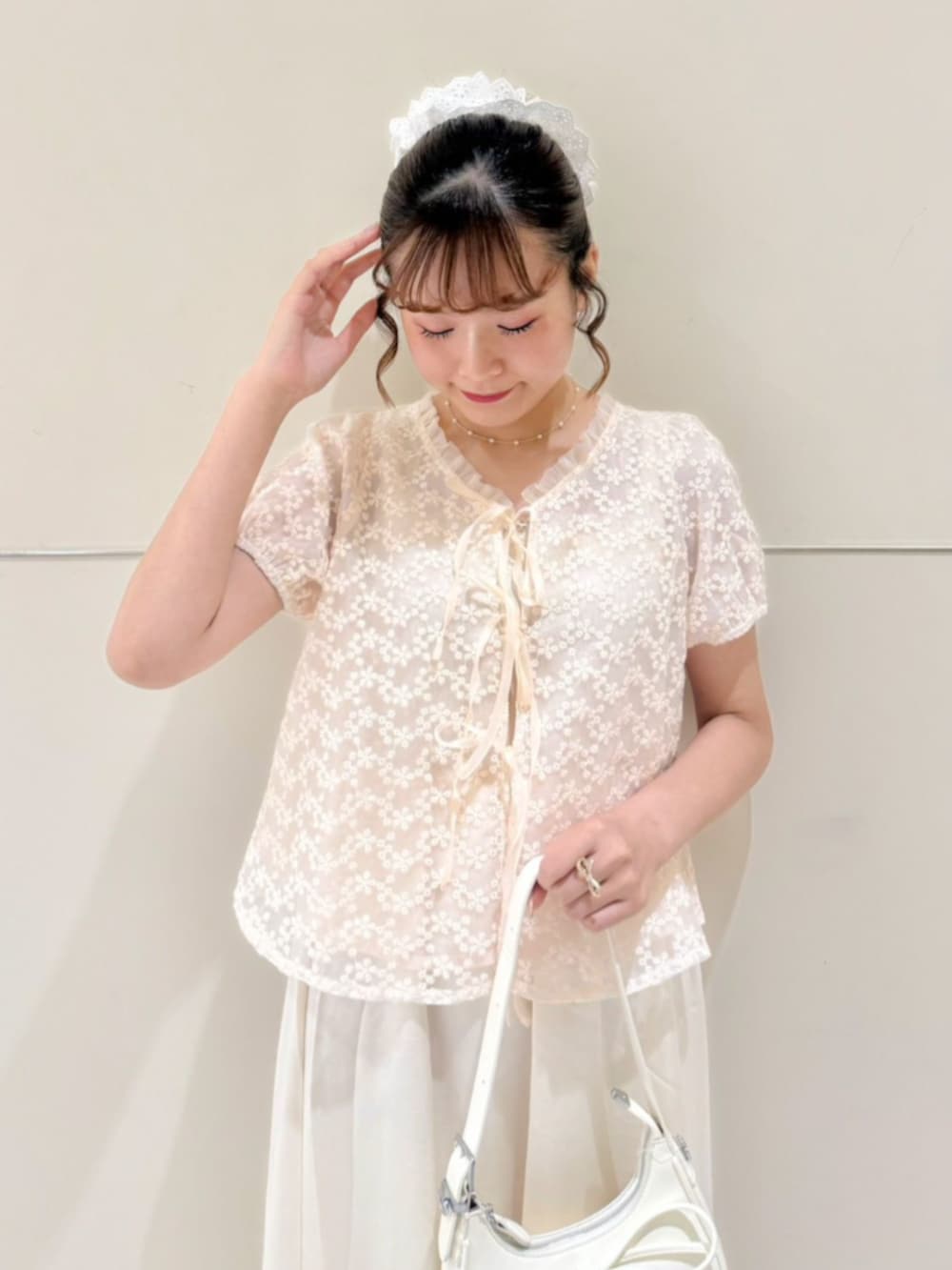 ピンク系のシャツ/ブラウス、ホワイト系のスカートを着用したレディースの夏コーディネートの2枚目の写真