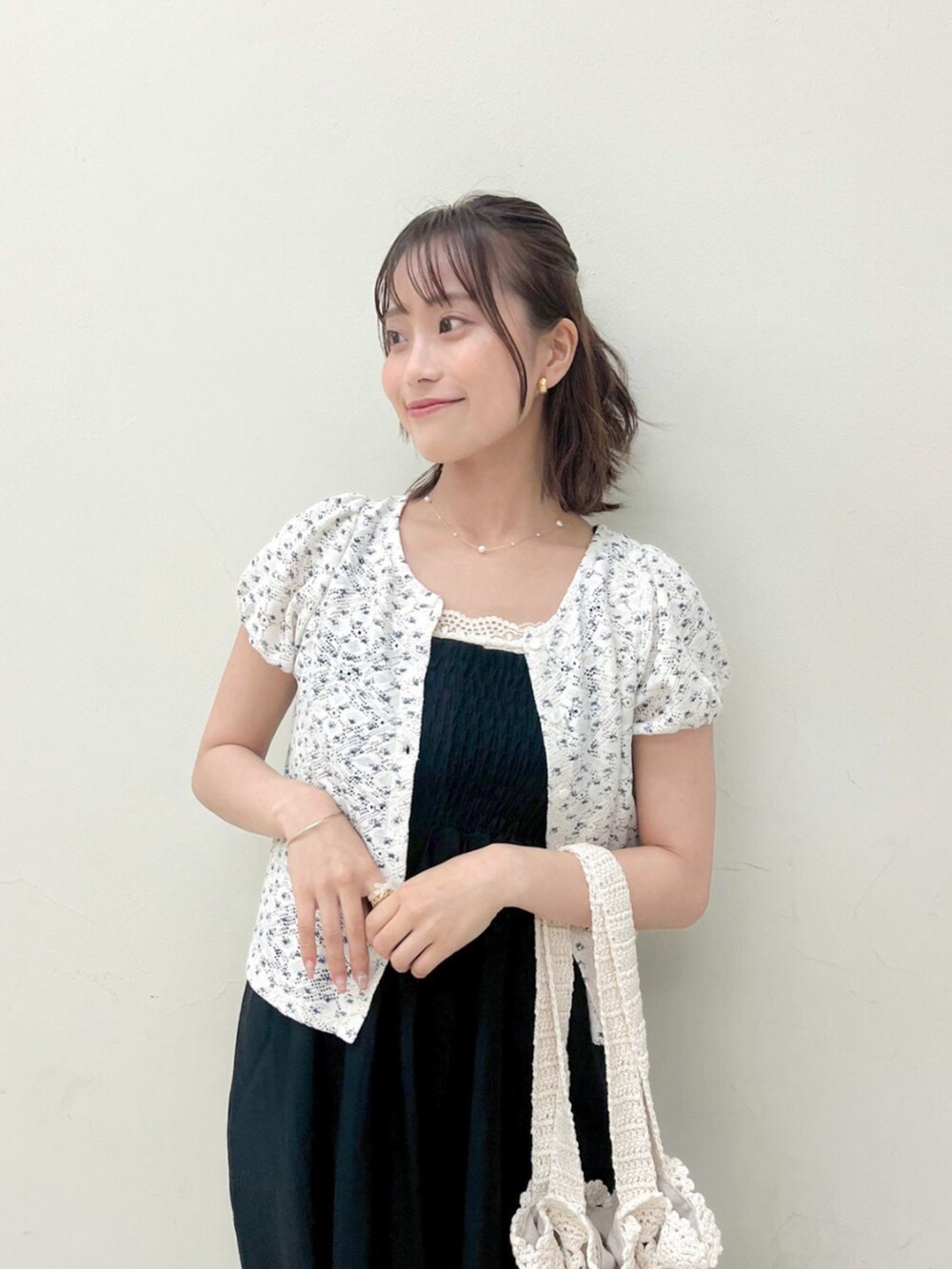 ブルー系のカーディガン/ボレロ、ホワイト系のショルダーバッグ、ブラック系のワンピースを着用したレディースの夏コーディネートの4枚目の写真