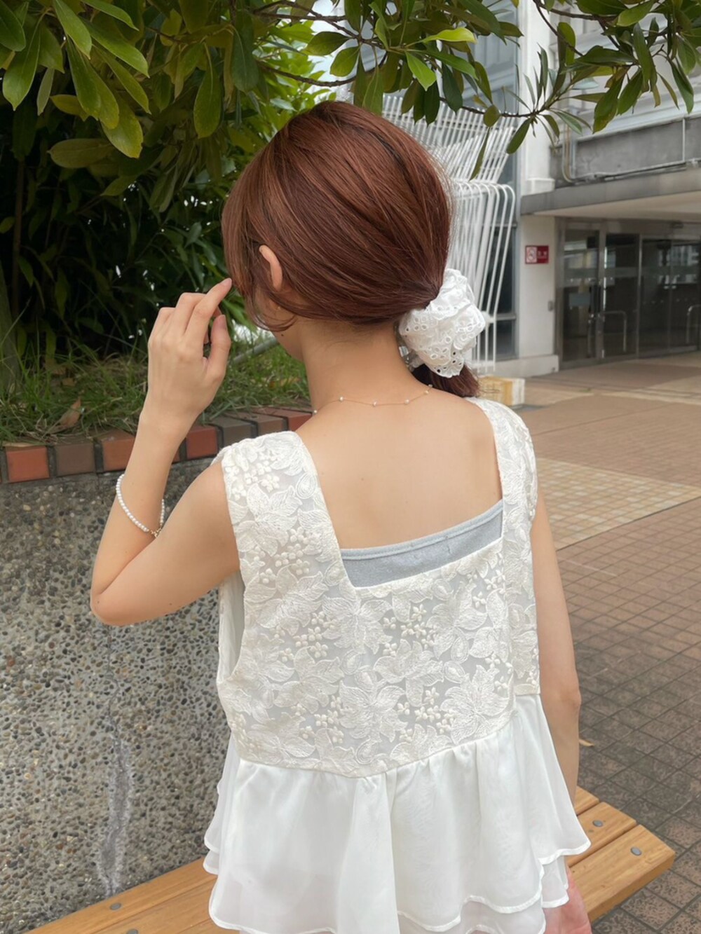 ピンク系のデニムパンツ、シルバー系のキャミソール、シルバー系のキャミソールを着用したレディースの夏コーディネートの3枚目の写真