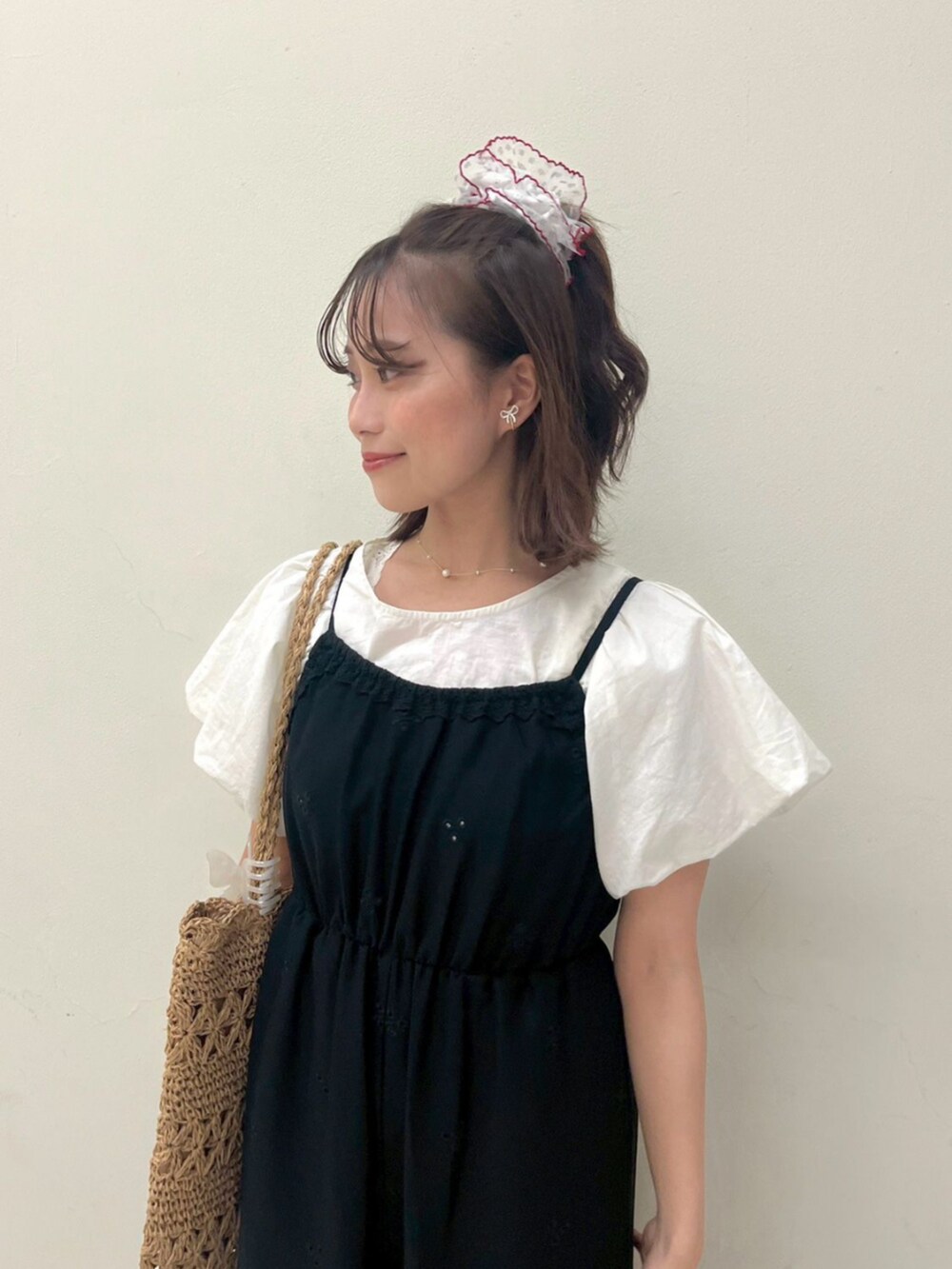 ホワイト系のシャツ/ブラウス、ブラック系のつなぎ/オールインワン、ベージュ系のトートバッグを着用したレディースの夏コーディネートの2枚目の写真