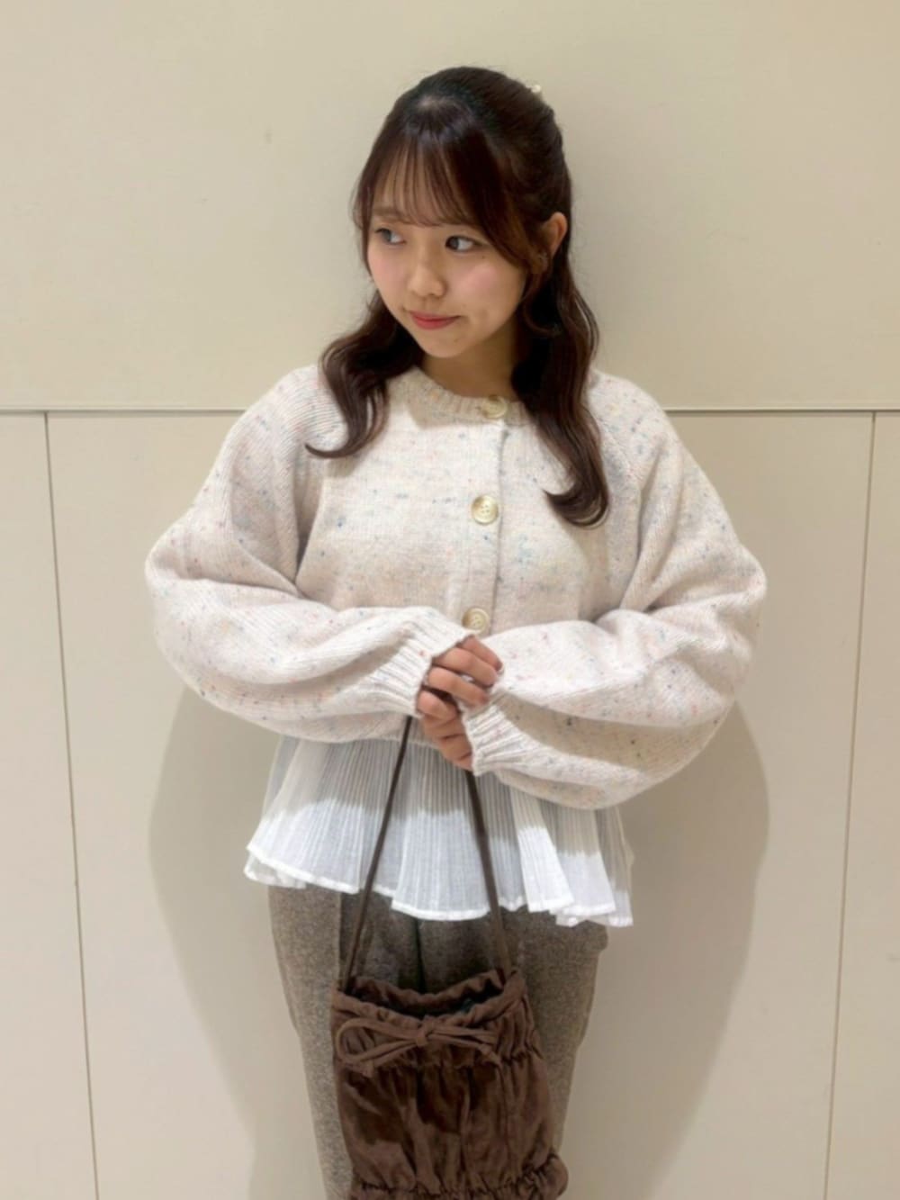 ホワイト系のシャツ/ブラウス、ブラウン系のその他パンツ、ホワイト系のカーディガン/ボレロを着用したレディースの秋コーディネートの2枚目の写真