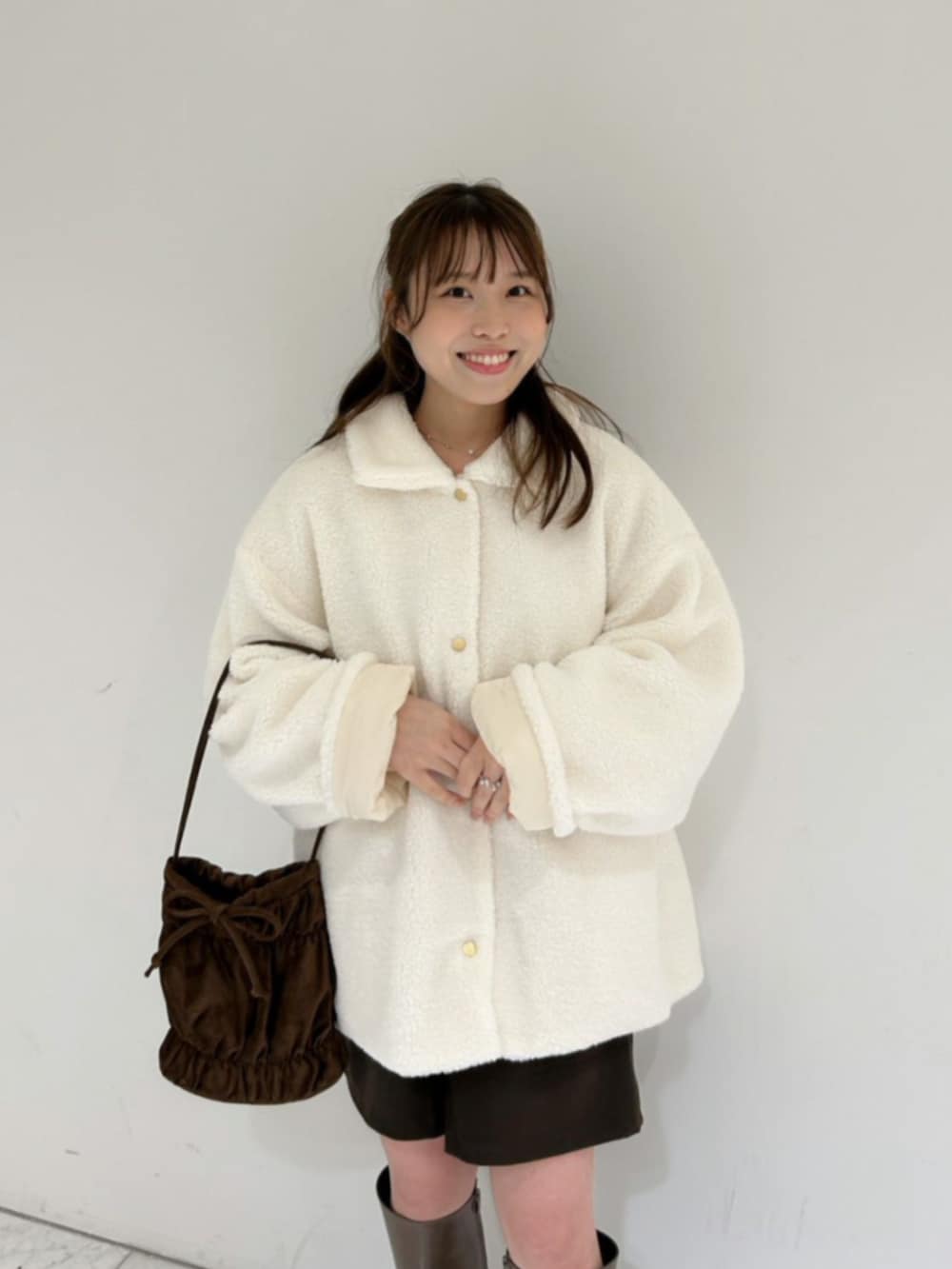 ブラウン系のキャミソール、ブラウン系のショルダーバッグ、ブラウン系のその他パンツを着用したレディースの秋コーディネートの2枚目の写真