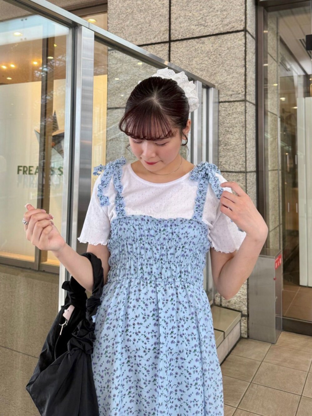ブラック系のショルダーバッグ、ホワイト系のTシャツ/カットソー、ブルー系のワンピースを着用したレディースの夏コーディネートの2枚目の写真