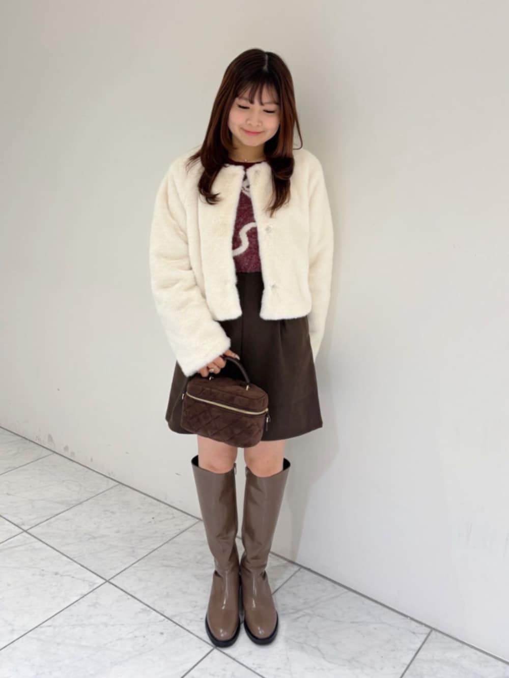 ブラウン系のその他パンツ、ブラウン系のショルダーバッグ、レッド系のニット/セーターを着用したレディースの秋コーディネートの3枚目の写真