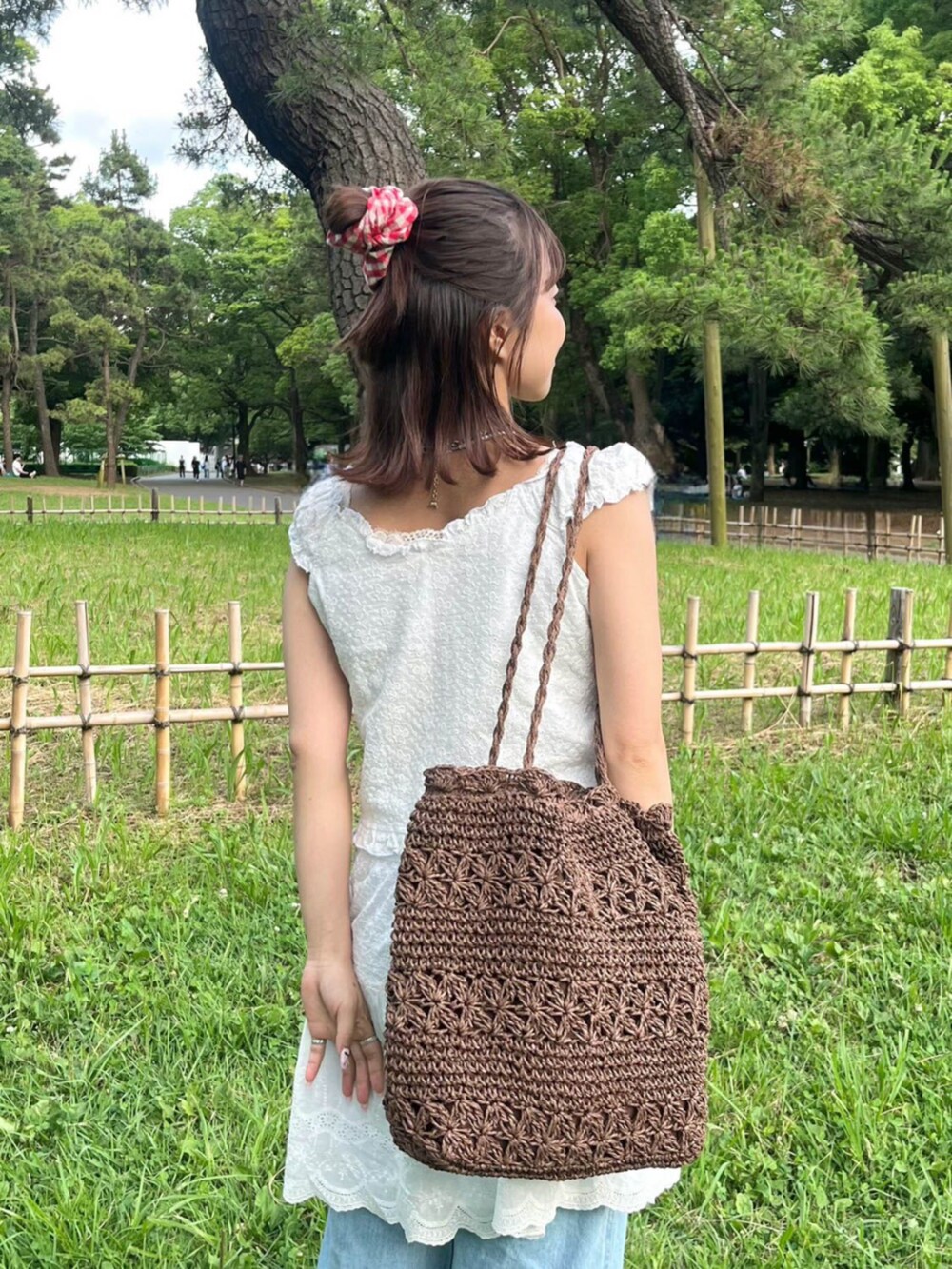 ホワイト系のシャツ/ブラウス、ブラウン系のトートバッグを着用したレディースの夏コーディネートの3枚目の写真