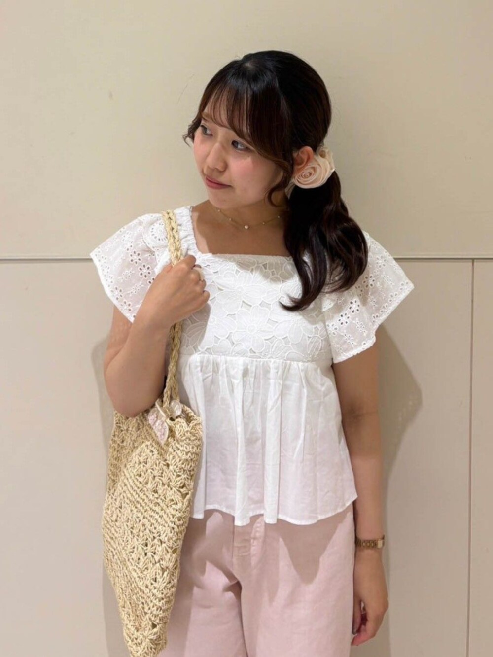 ホワイト系のシャツ/ブラウス、ピンク系のデニムパンツ、ベージュ系のトートバッグを着用したレディースの夏コーディネートの2枚目の写真