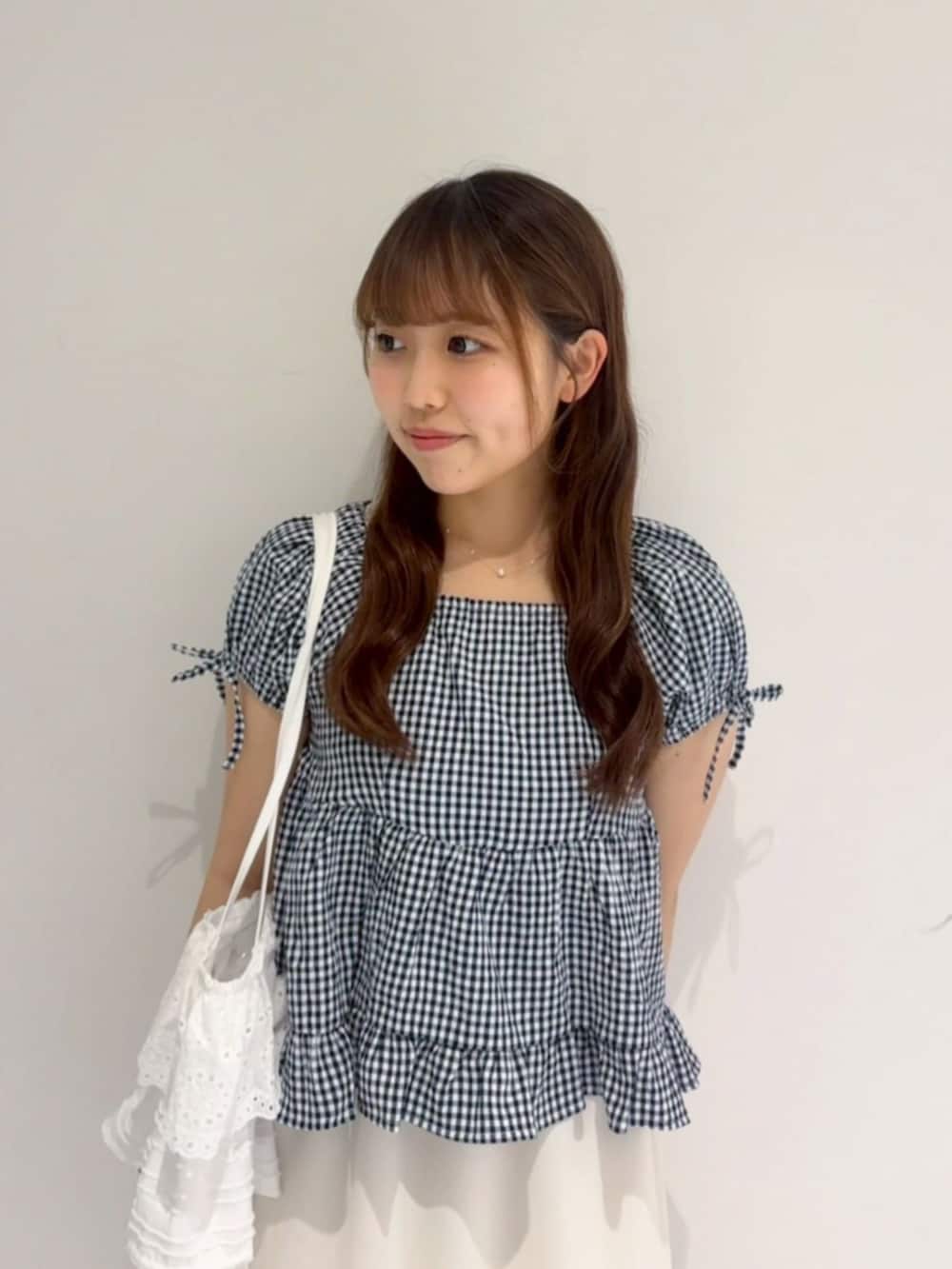ホワイト系のスカート、ブルー系のシャツ/ブラウス、シルバー系のサンダルを着用したレディースの夏コーディネートの2枚目の写真