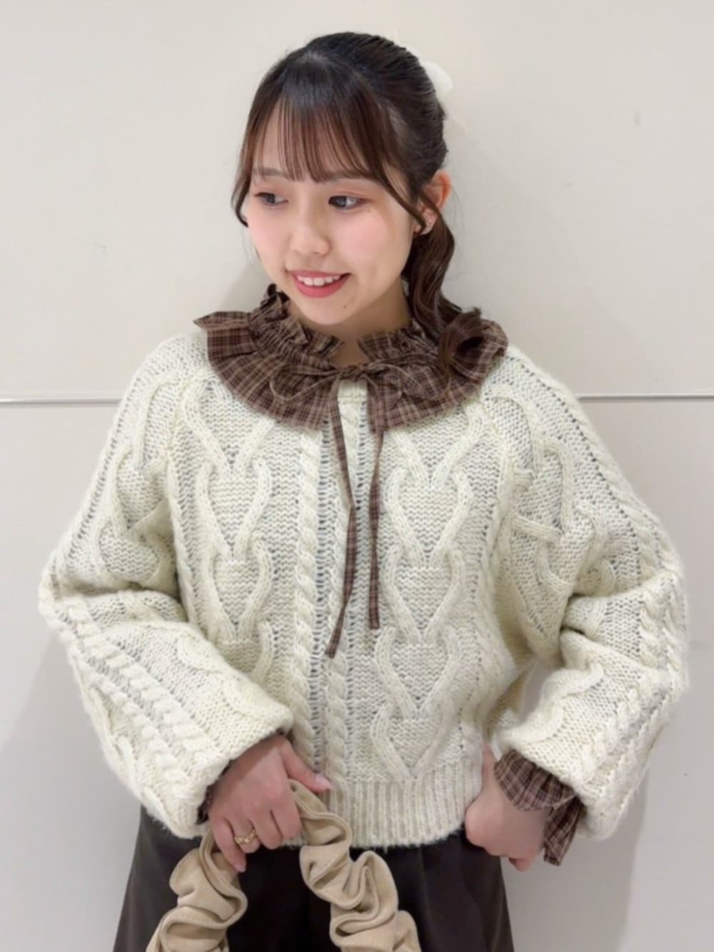 ベージュ系のショルダーバッグ、ブラウン系のシャツ/ブラウス、ブラウン系のその他パンツを着用したレディースの冬コーディネートの2枚目の写真