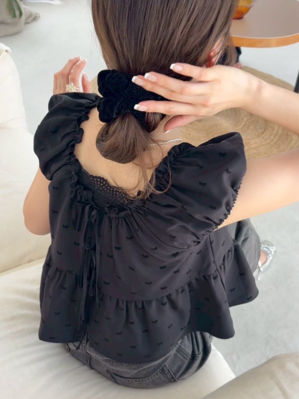 ブラック系のデニムパンツ、ブラック系のキャミソール、シルバー系のバレエシューズを着用したレディースの夏コーディネートの2枚目の写真