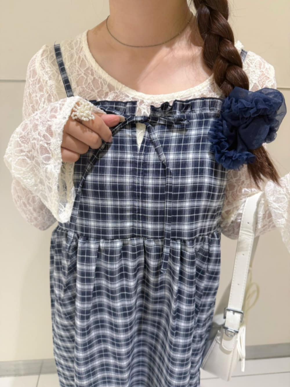 ホワイト系のTシャツ/カットソー、ブルー系のワンピース、ホワイト系のリングを着用したレディースの夏コーディネートの2枚目の写真