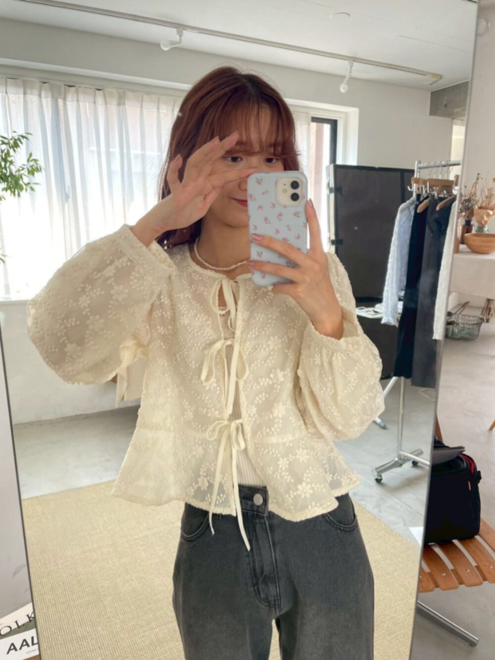 ブラック系のデニムパンツ、ホワイト系のシャツ/ブラウスを着用したレディースの夏コーディネートの2枚目の写真