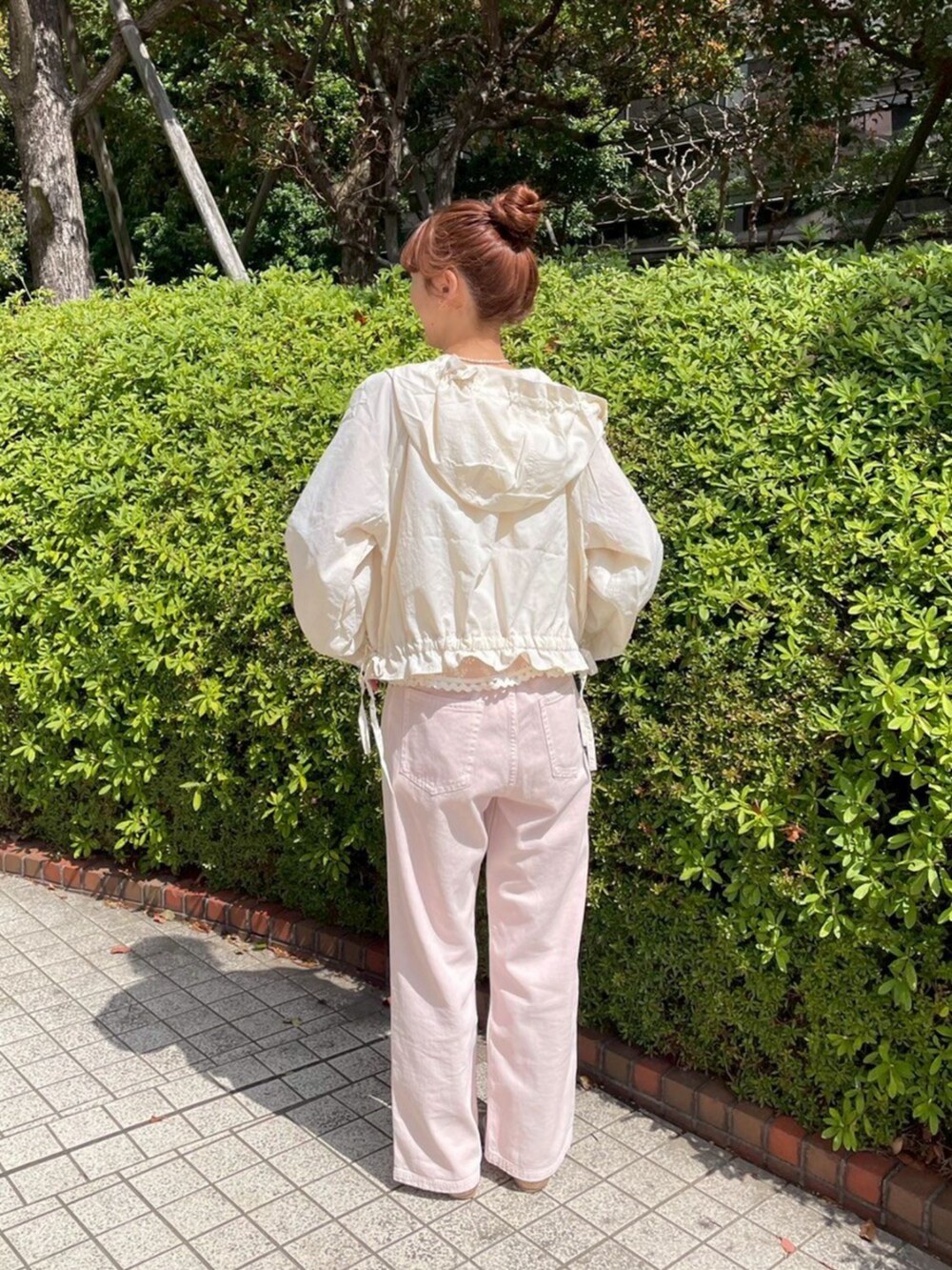 ホワイト系のキャミソール、ホワイト系のキャミソール、ホワイト系のキャミソールを着用したレディースの春コーディネートの2枚目の写真