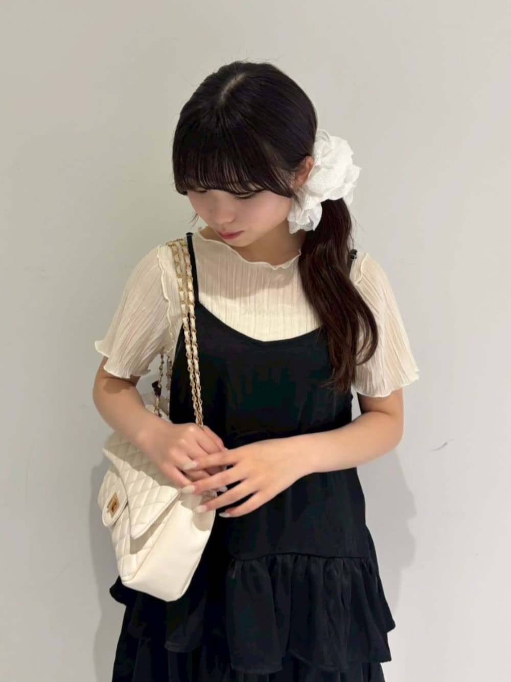 ホワイト系のTシャツ/カットソー、ブルー系のデニムパンツ、ホワイト系のショルダーバッグを着用したレディースの夏コーディネートの2枚目の写真