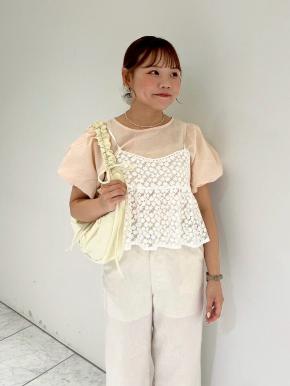 ホワイト系のショルダーバッグ、ピンク系のシャツ/ブラウス、ホワイト系のその他パンツを着用したレディースの夏コーディネートの2枚目の写真