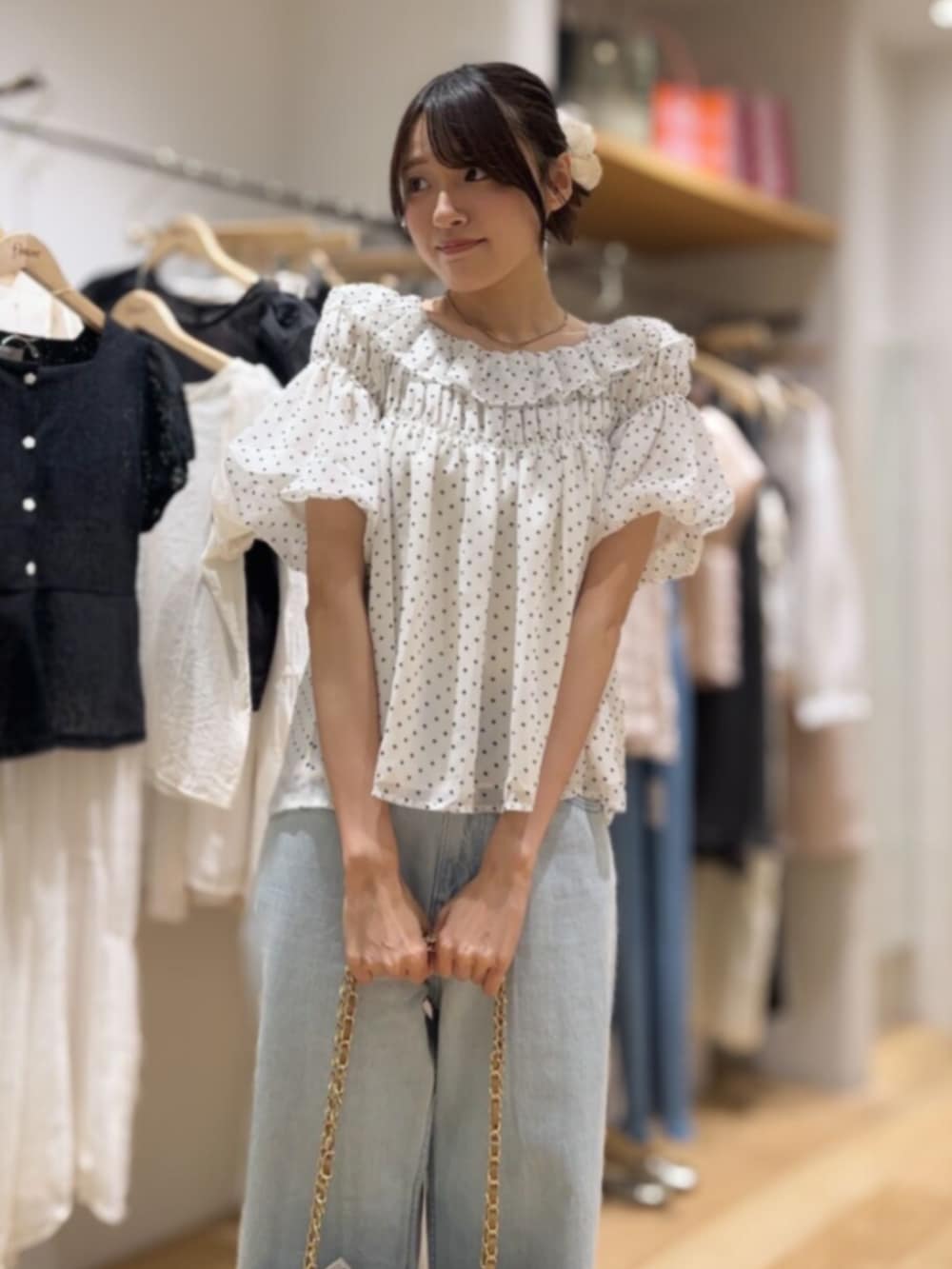 ブルー系のデニムパンツ、ホワイト系のシャツ/ブラウス、シルバー系のサンダルを着用したレディースの夏コーディネートの2枚目の写真