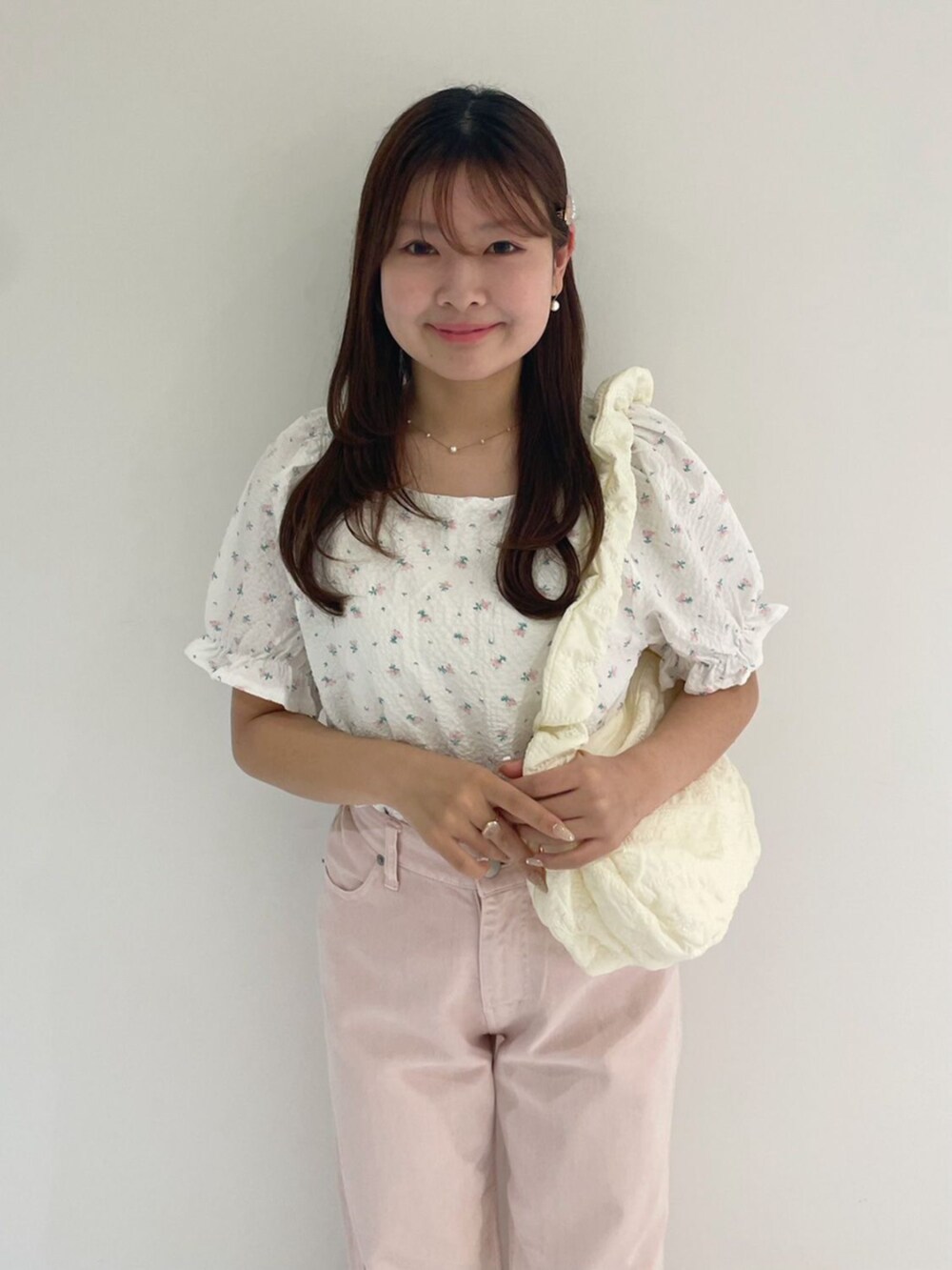 ホワイト系のショルダーバッグ、ピンク系のデニムパンツ、ピンク系のシャツ/ブラウスを着用したレディースの春コーディネートの2枚目の写真