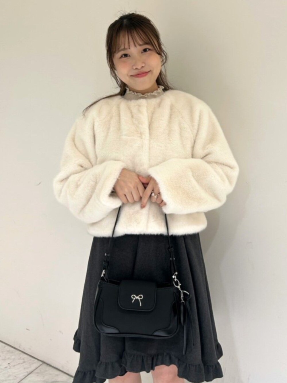 ホワイト系のニット/セーター、ホワイト系のノーカラーコート、グレー系のワンピースを着用したレディースの秋コーディネートの3枚目の写真