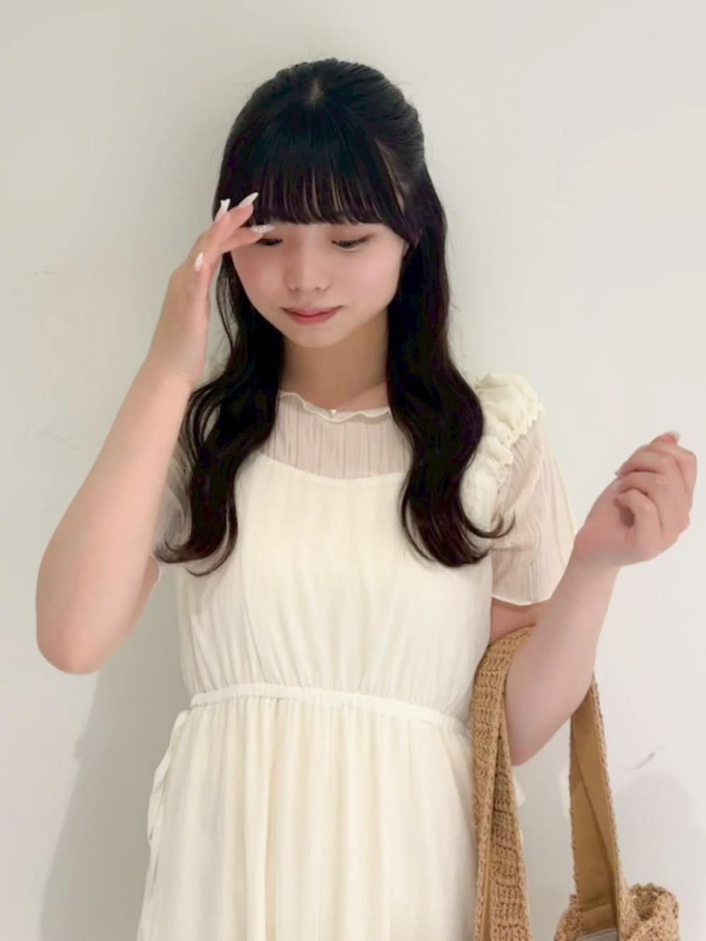 ホワイト系のTシャツ/カットソー、ベージュ系のトートバッグ、ホワイト系のワンピースを着用したレディースの夏コーディネートの2枚目の写真