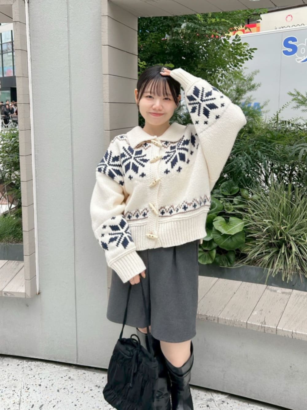 ホワイト系のカーディガン/ボレロ、グレー系のその他パンツ、ブラック系のショルダーバッグを着用したレディースの秋コーディネートの2枚目の写真