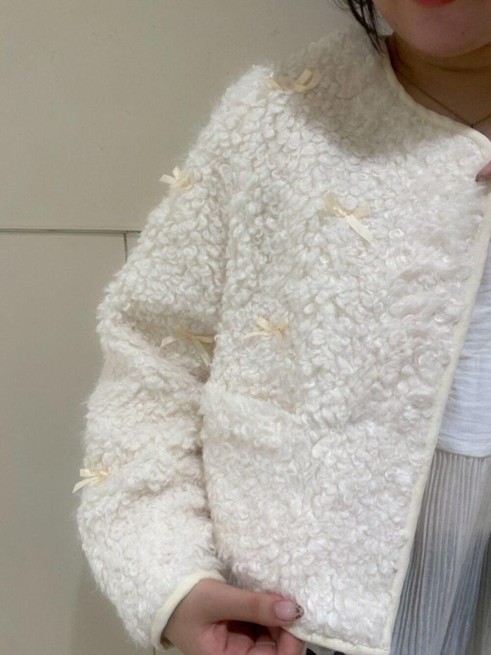 ブラック系のショルダーバッグ、ホワイト系のシャツ/ブラウス、ホワイト系のノーカラージャケットを着用したレディースの秋コーディネートの3枚目の写真