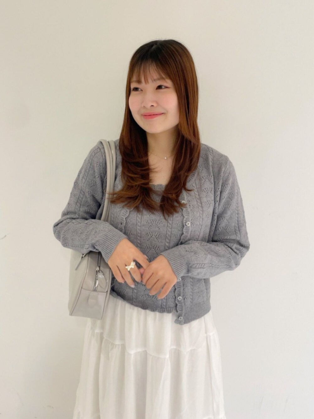 ホワイト系のスカート、グレー系のニット/セーター、ベージュ系のバレエシューズを着用したレディースの秋コーディネートの2枚目の写真