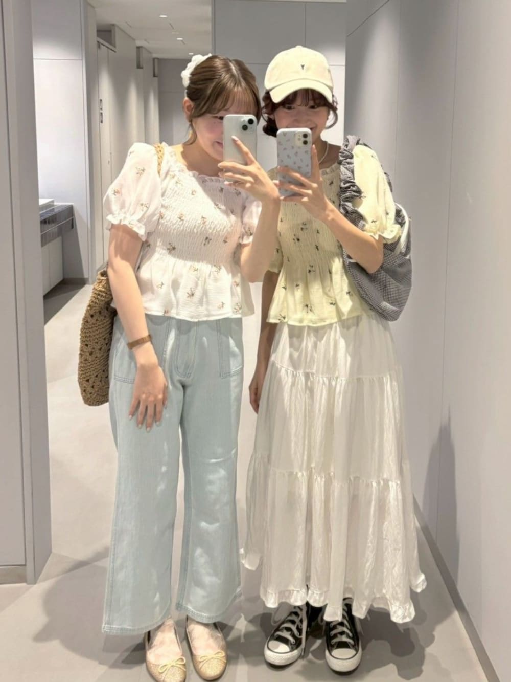 ブラック系のショルダーバッグ、ホワイト系のスカート、イエロー系のシャツ/ブラウスを着用したレディースの夏コーディネートの3枚目の写真