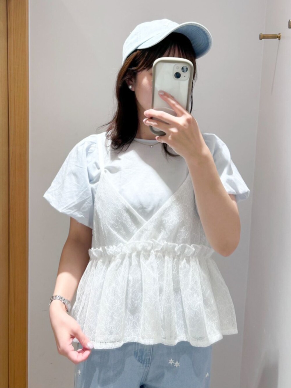 ブルー系のシャツ/ブラウス、ホワイト系のキャミソール、ブルー系のデニムパンツを着用したレディースの春コーディネートの3枚目の写真