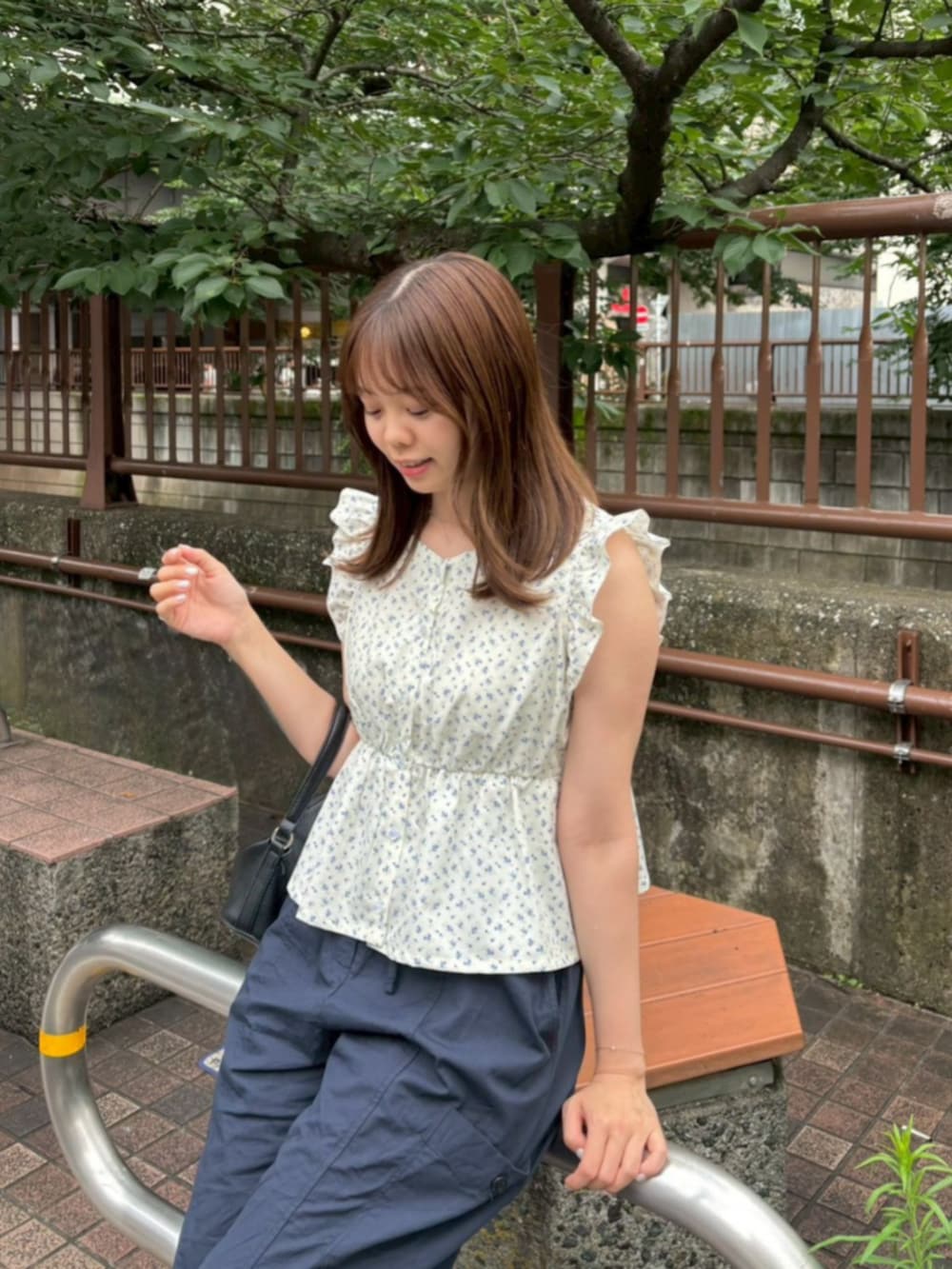 ホワイト系のシャツ/ブラウス、ブルー系のカーゴパンツを着用したレディースの夏コーディネートの2枚目の写真