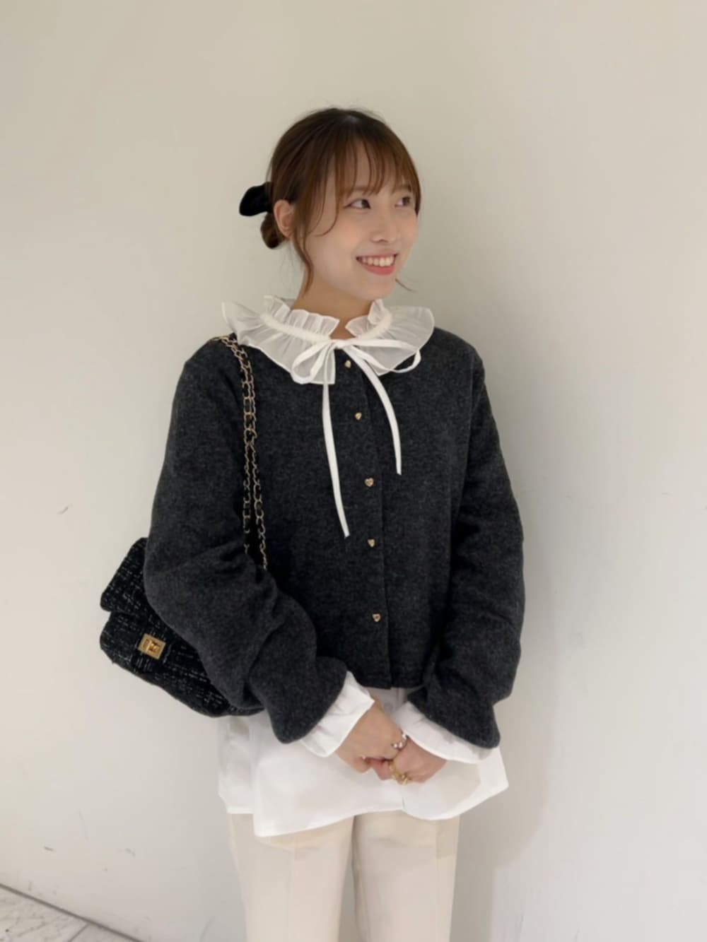 ブラック系のカーディガン/ボレロ、ホワイト系のその他パンツ、ホワイト系のシャツ/ブラウスを着用したレディースの秋コーディネートの2枚目の写真