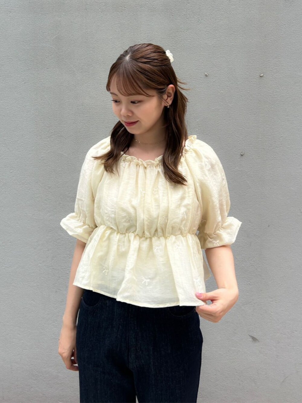 ホワイト系のシャツ/ブラウス、ブルー系のデニムパンツ、ホワイト系のバレッタ/ヘアクリップを着用したレディースの夏コーディネートの2枚目の写真