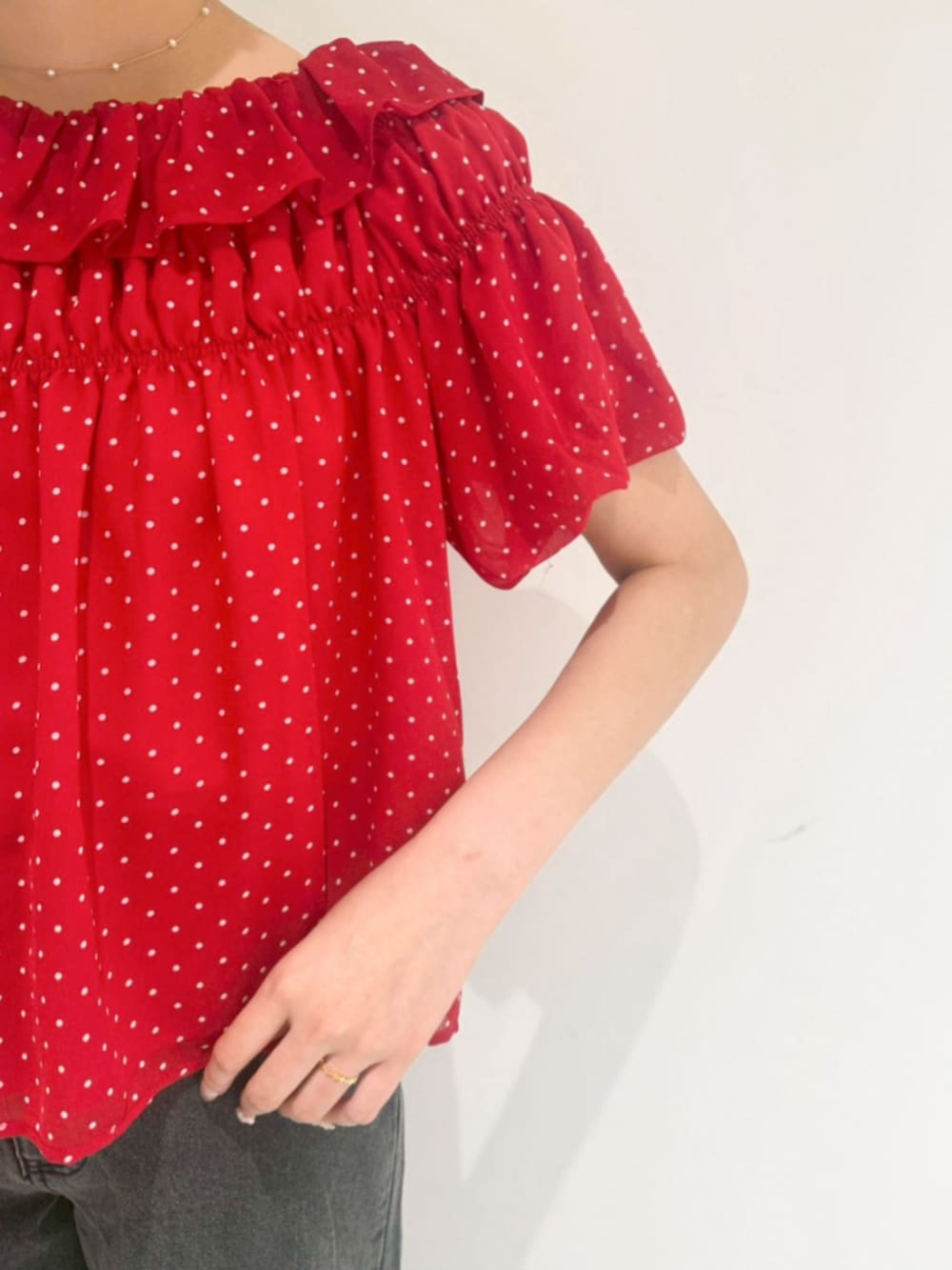ブラック系のショルダーバッグ、ブラック系のデニムパンツ、レッド系のシャツ/ブラウスを着用したレディースの夏コーディネートの3枚目の写真