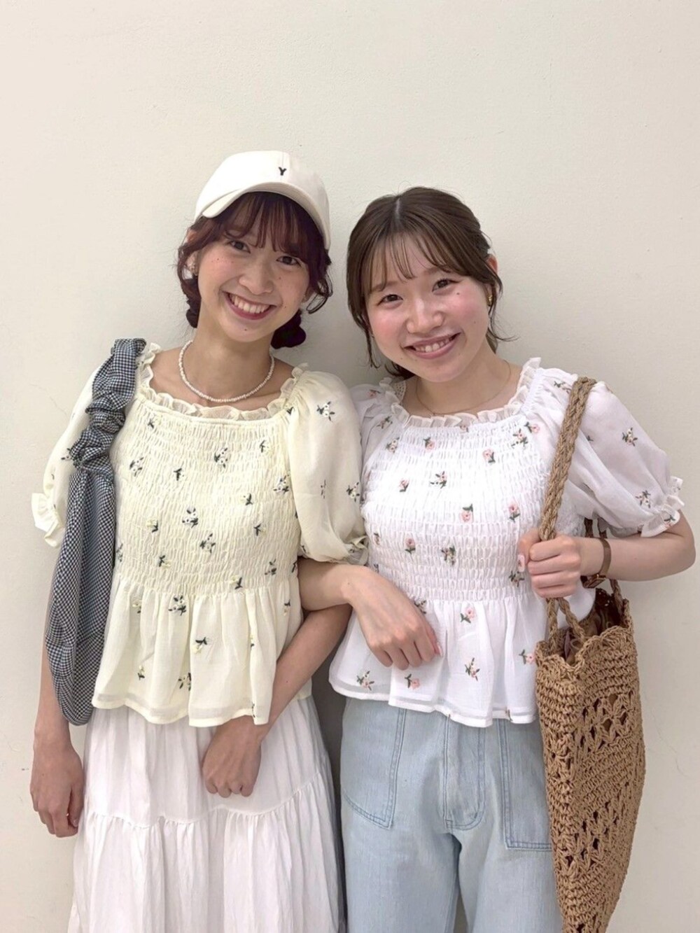 ブラック系のショルダーバッグ、ホワイト系のスカート、イエロー系のシャツ/ブラウスを着用したレディースの夏コーディネートの4枚目の写真