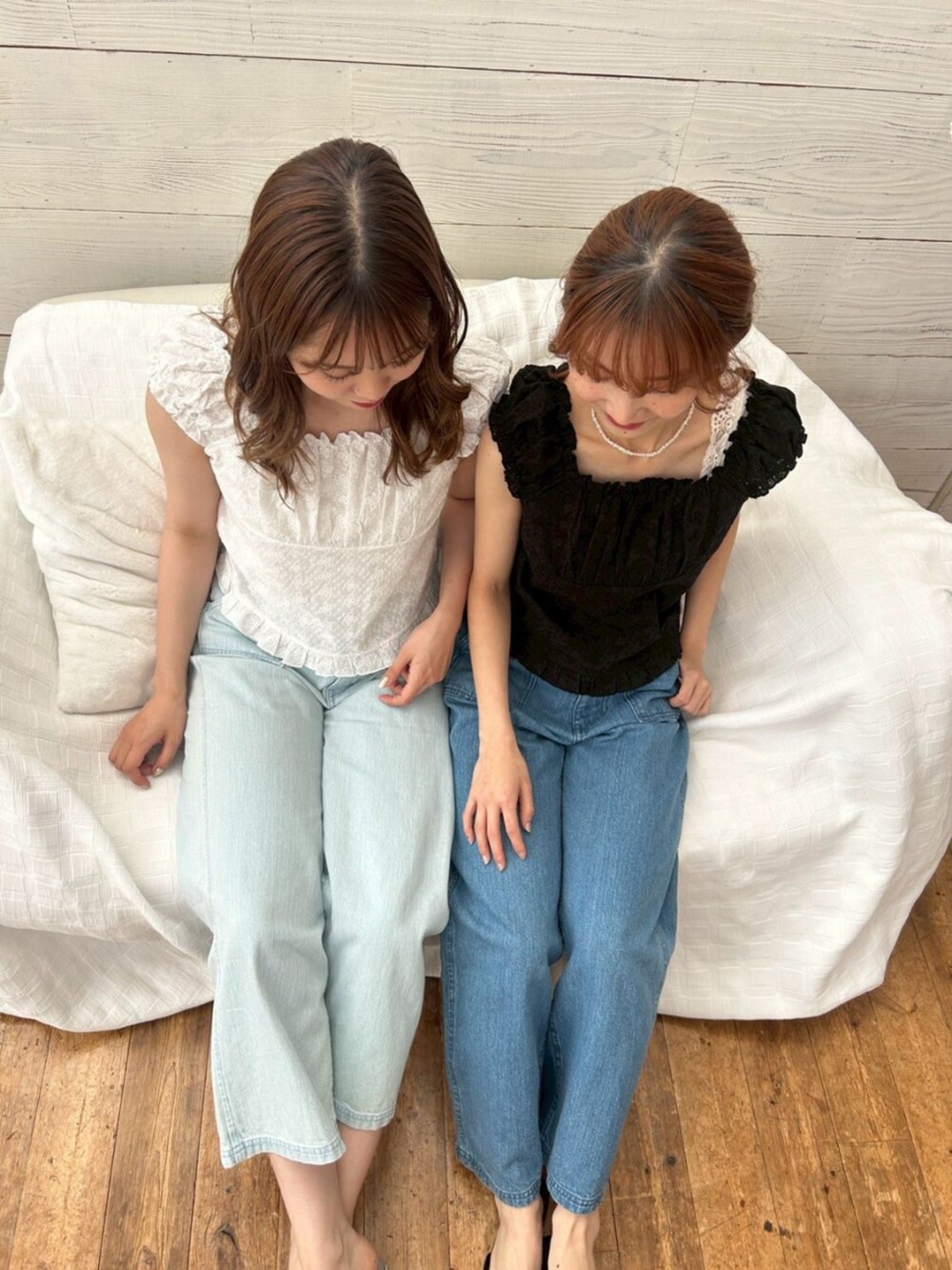 ブルー系のデニムパンツ、ホワイト系のシャツ/ブラウスを着用したレディースの夏コーディネートの2枚目の写真