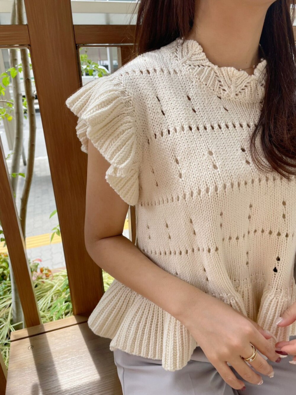 グレー系のその他パンツ、ホワイト系のニット/セーター、グレー系のショルダーバッグを着用したレディースの春コーディネートの3枚目の写真