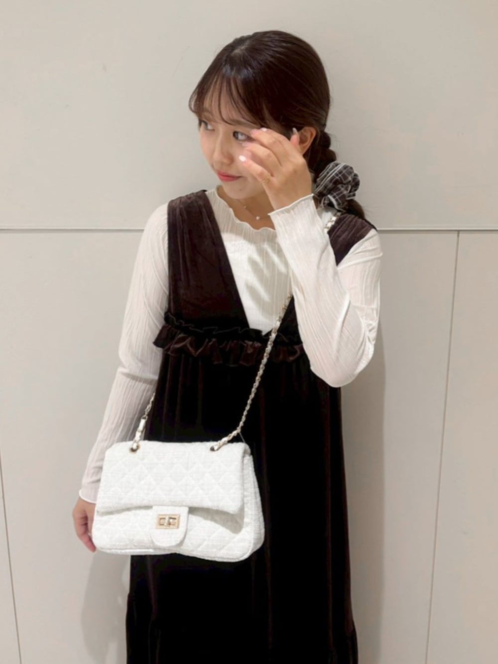 ホワイト系のTシャツ/カットソー、ホワイト系のショルダーバッグ、ブラウン系のワンピースを着用したレディースの秋コーディネートの2枚目の写真