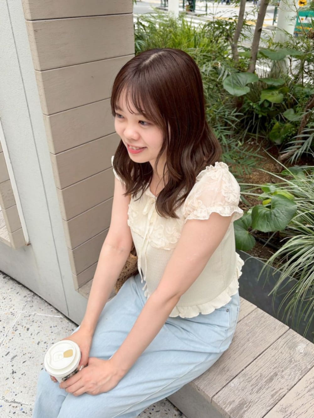 ベージュ系のかごバッグ、ホワイト系のシャツ/ブラウスを着用したレディースの夏コーディネートの2枚目の写真